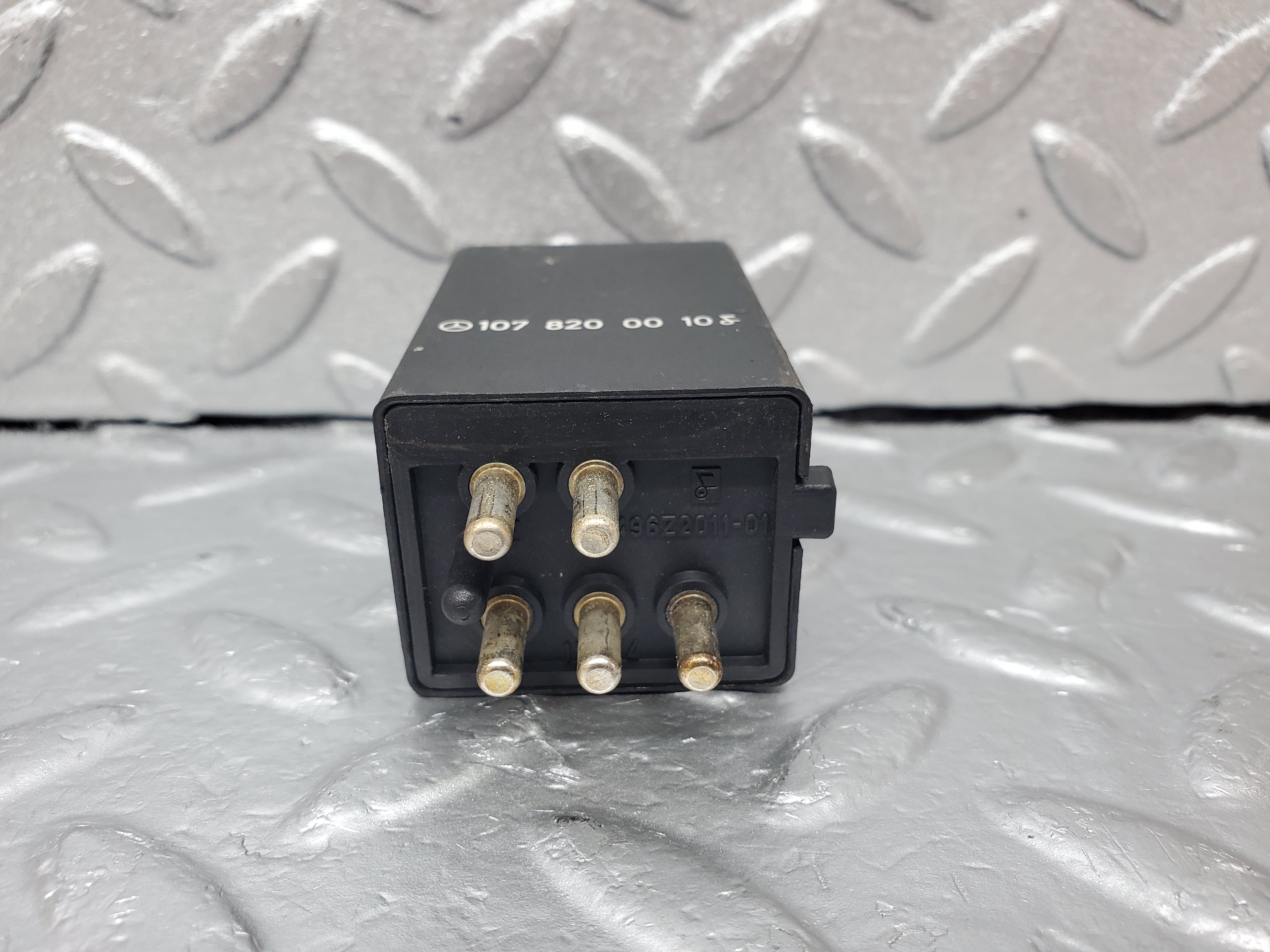 1088 Mercedes-Benz C123 230CE Rear Heated Window Relay 1078200010