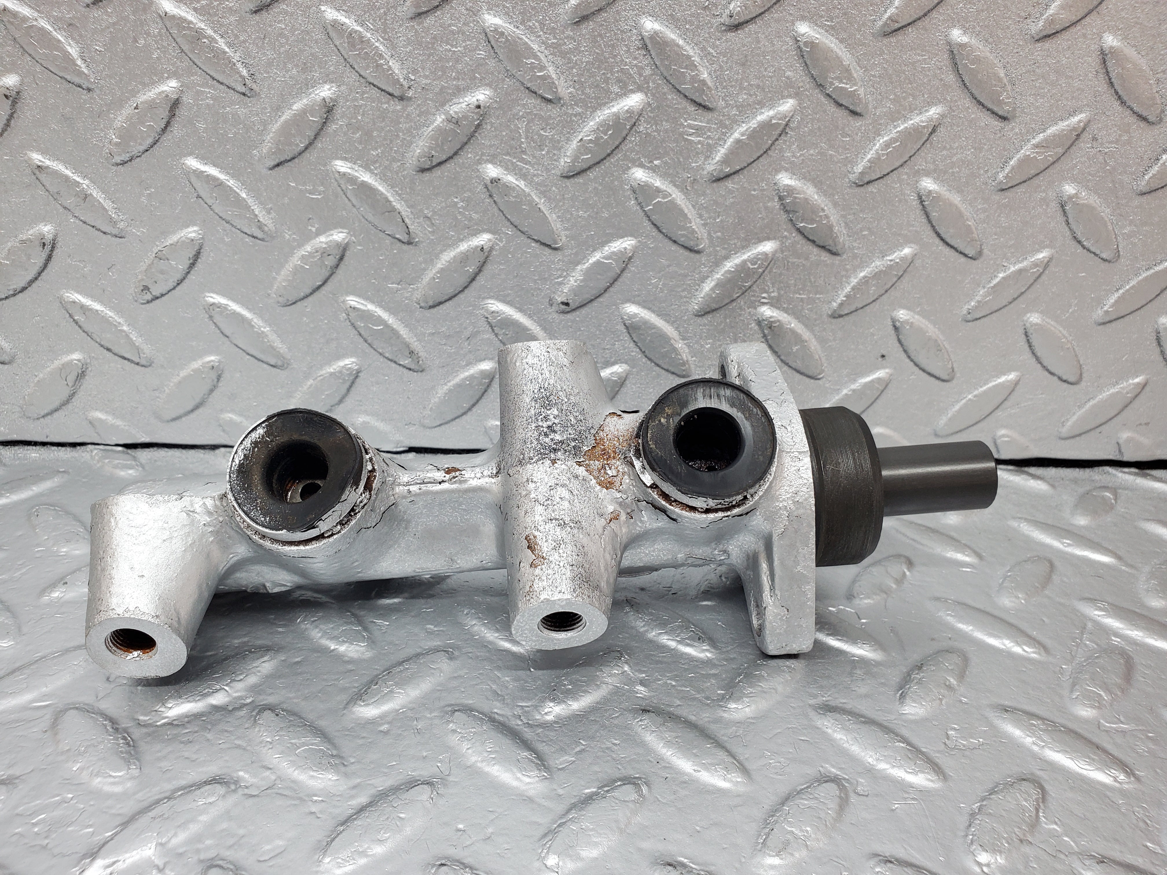 1079 Mercedes-Benz C123 230CE Coupe Brake Master Cylinder