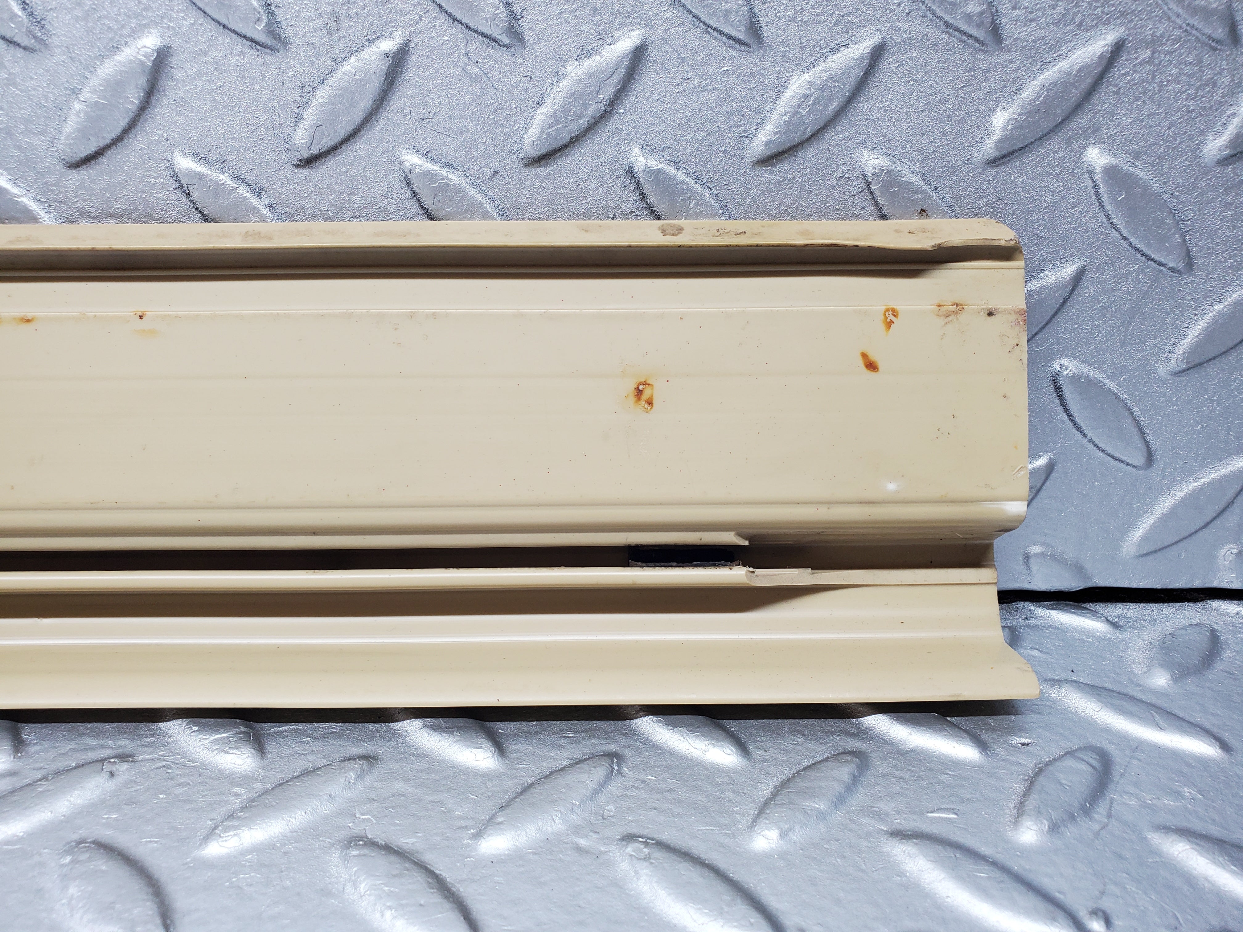 1069 Mercedes-Benz C123 230CE Door Sill Trim Right Side Beige