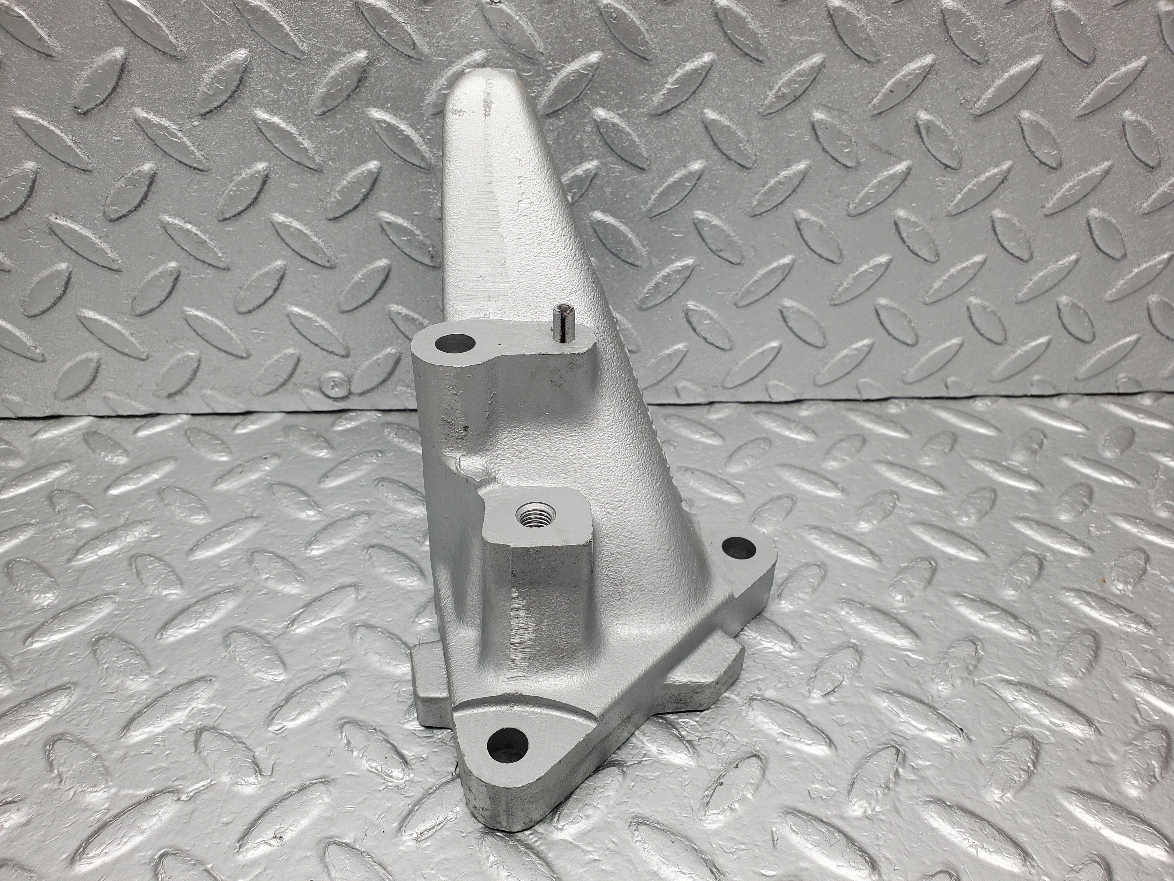 1265 Mercedes-Benz W123 230E Engine Mount Bracket Left Side 1022230504