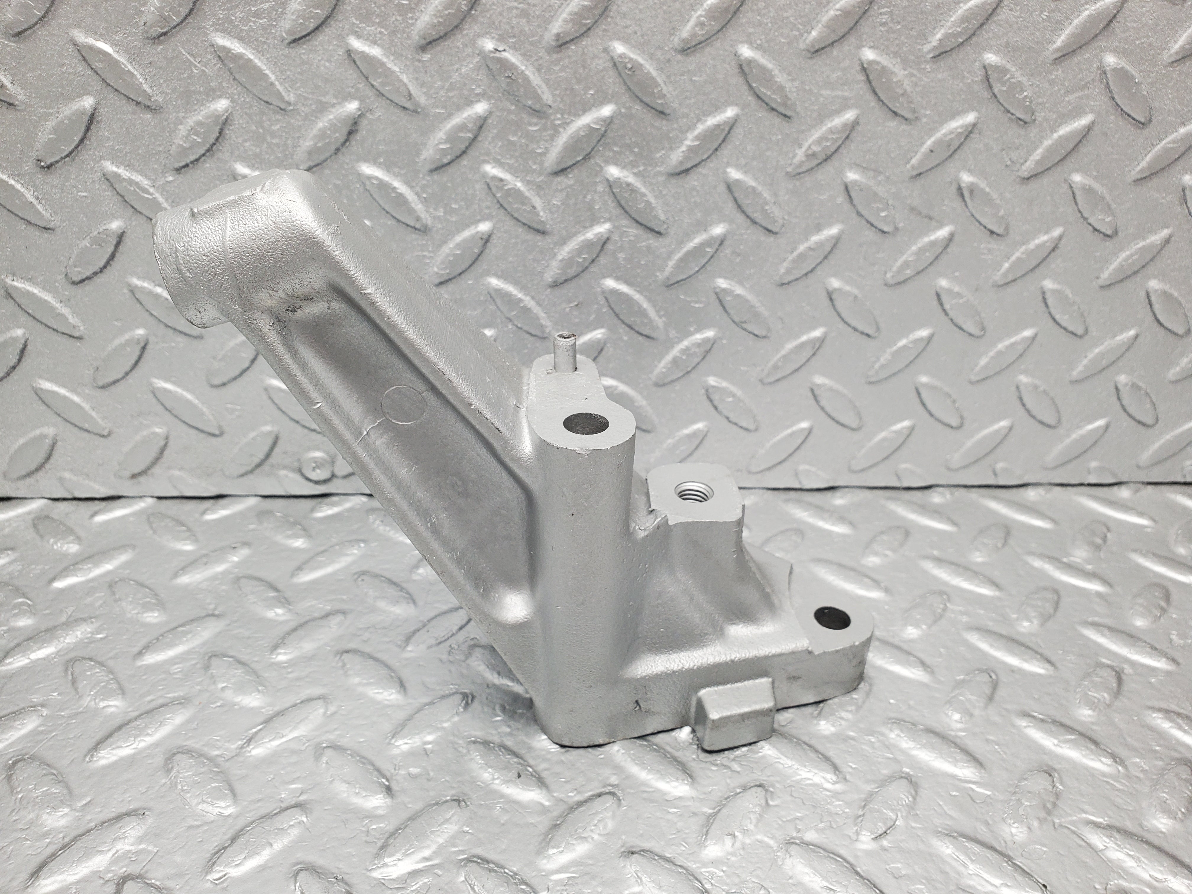 1265 Mercedes-Benz W123 230E Engine Mount Bracket Left Side 1022230504