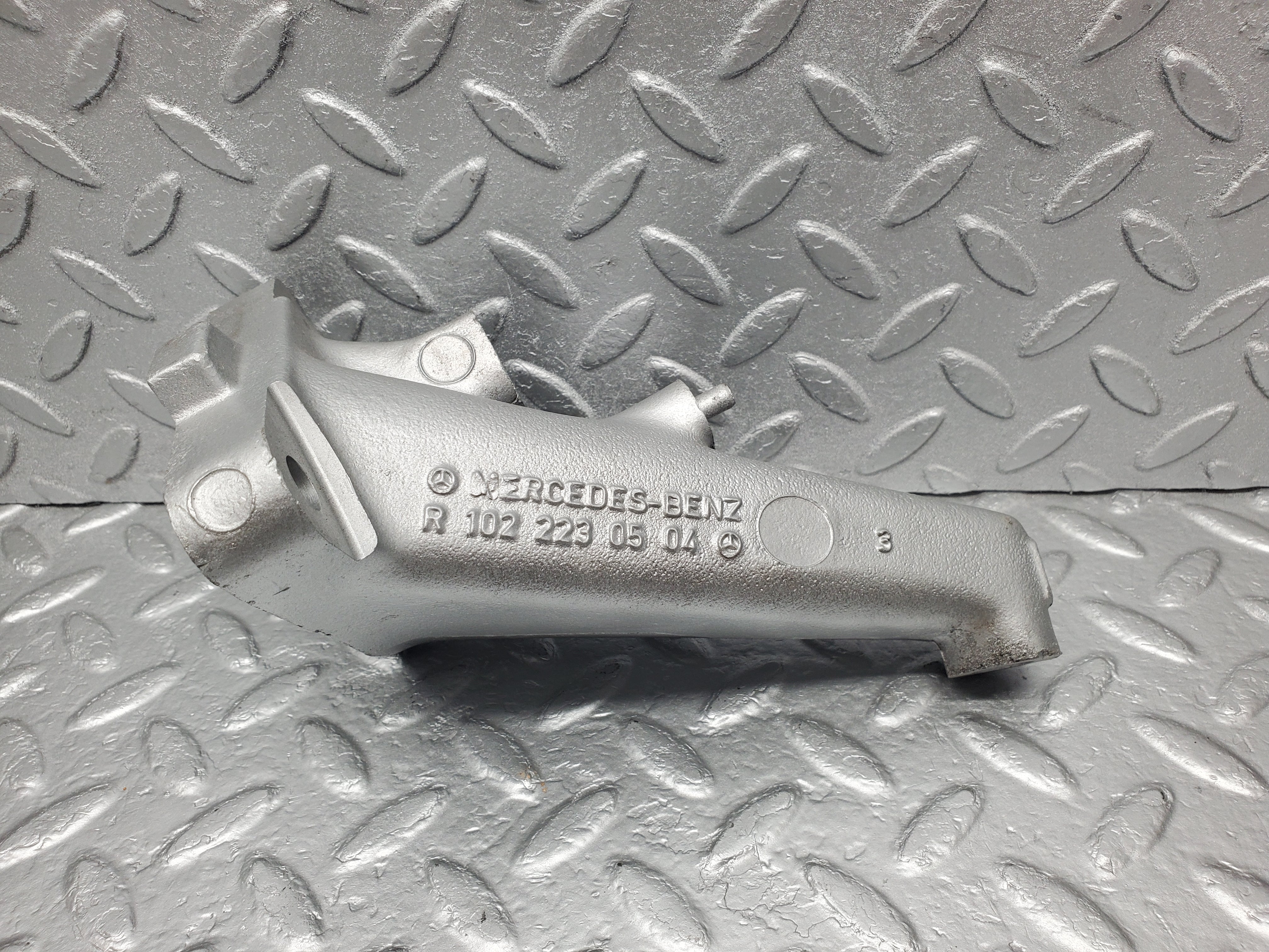 1265 Mercedes-Benz W123 230E Engine Mount Bracket Left Side 1022230504