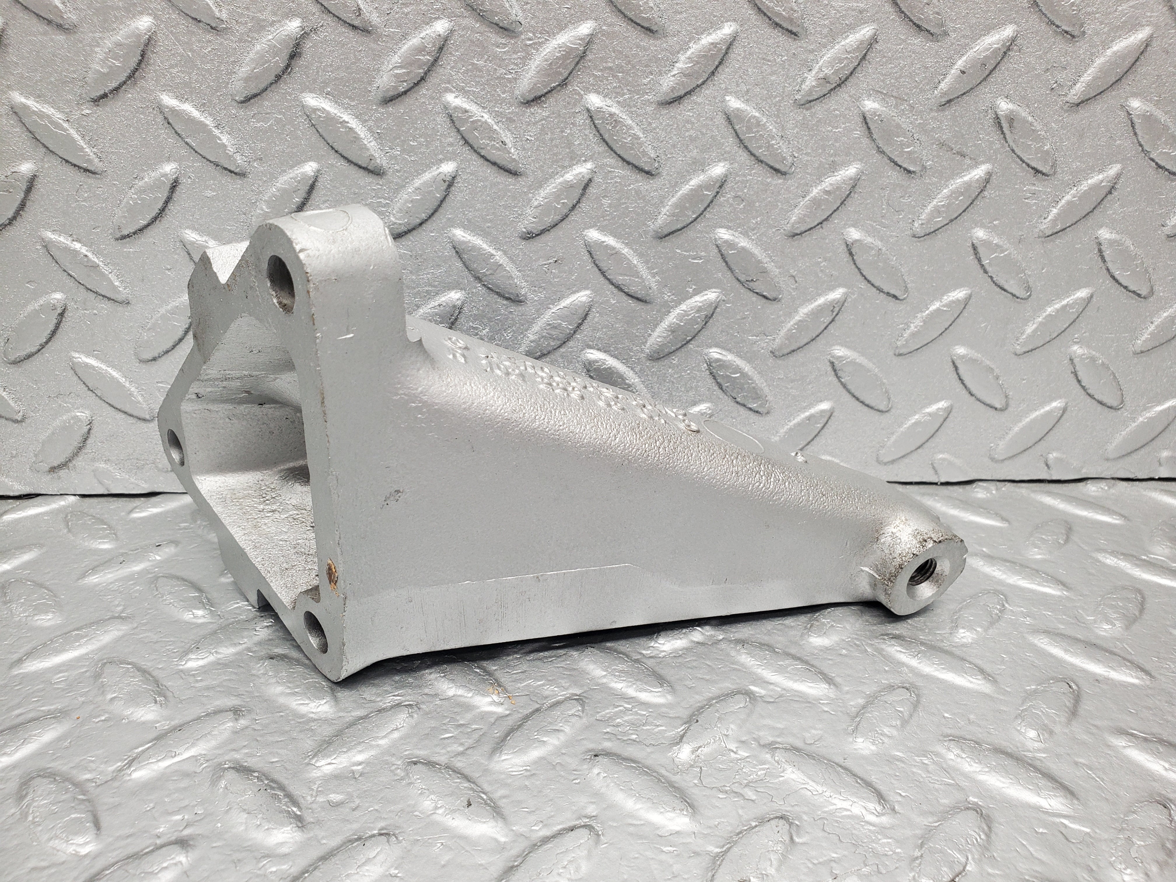 1265 Mercedes-Benz W123 230E Engine Mount Bracket Left Side 1022230504