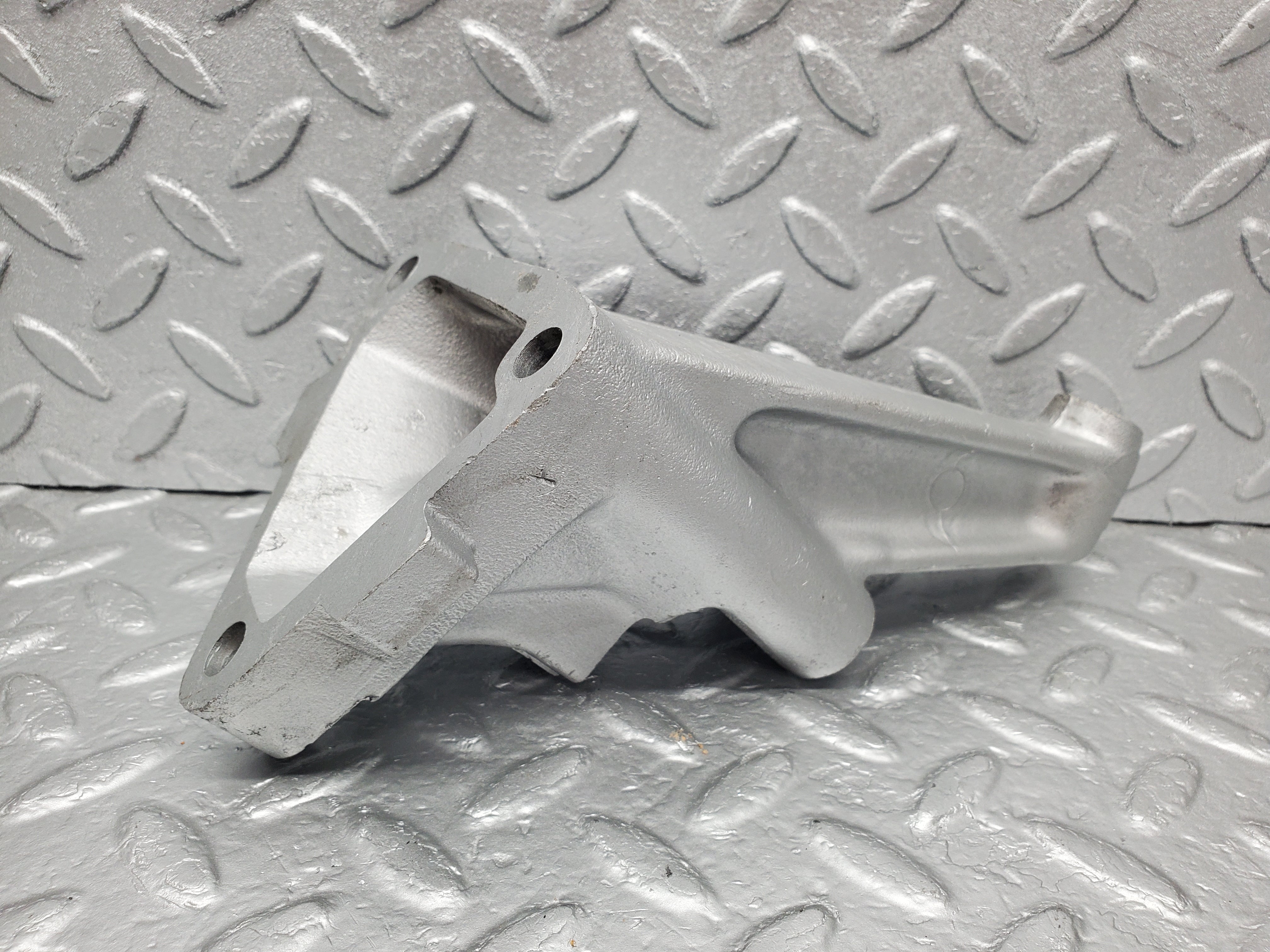 1265 Mercedes-Benz W123 230E Engine Mount Bracket Left Side 1022230504