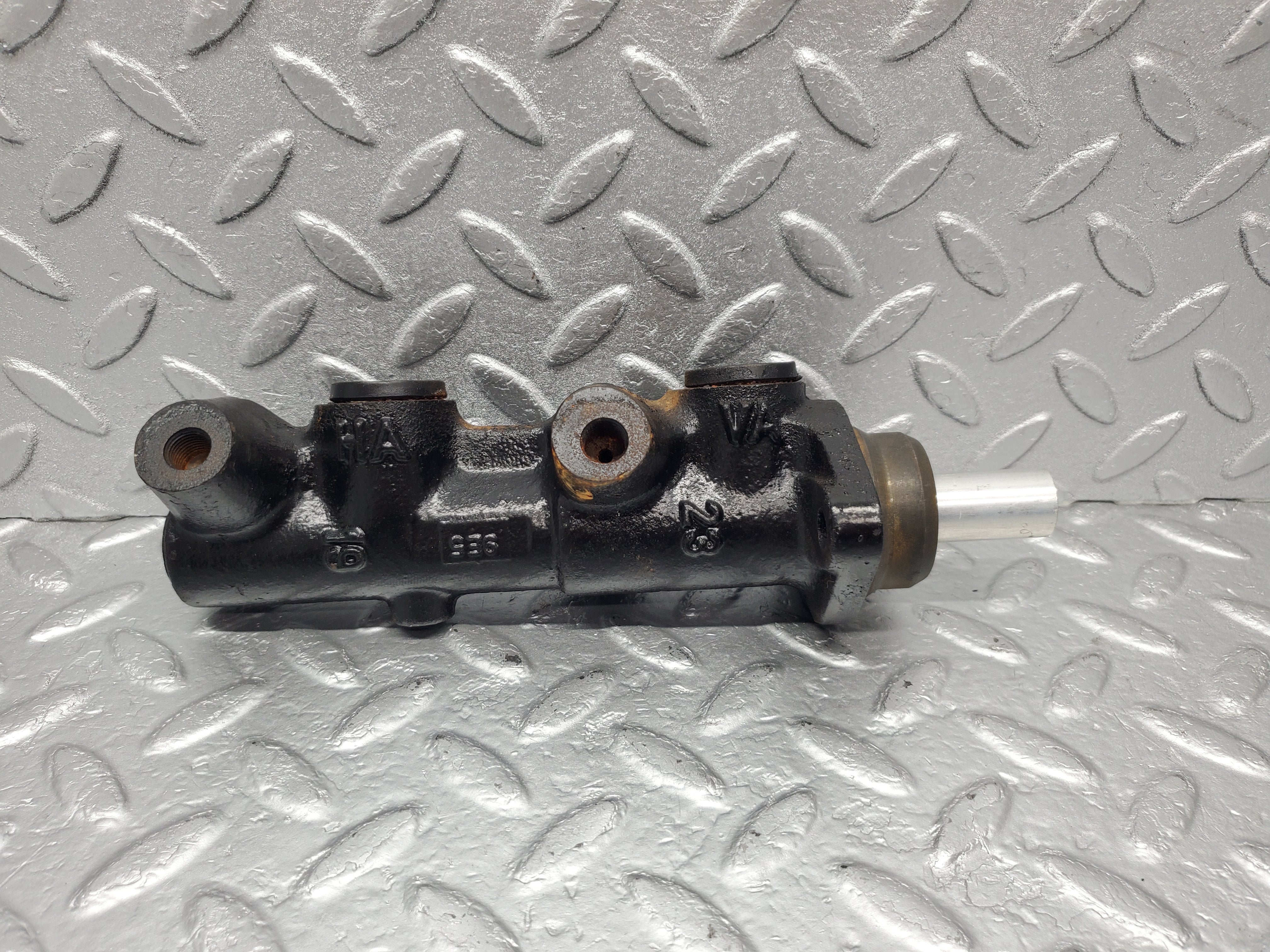1390 Mercedes-Benz V123 240D Brake Master Cylinder