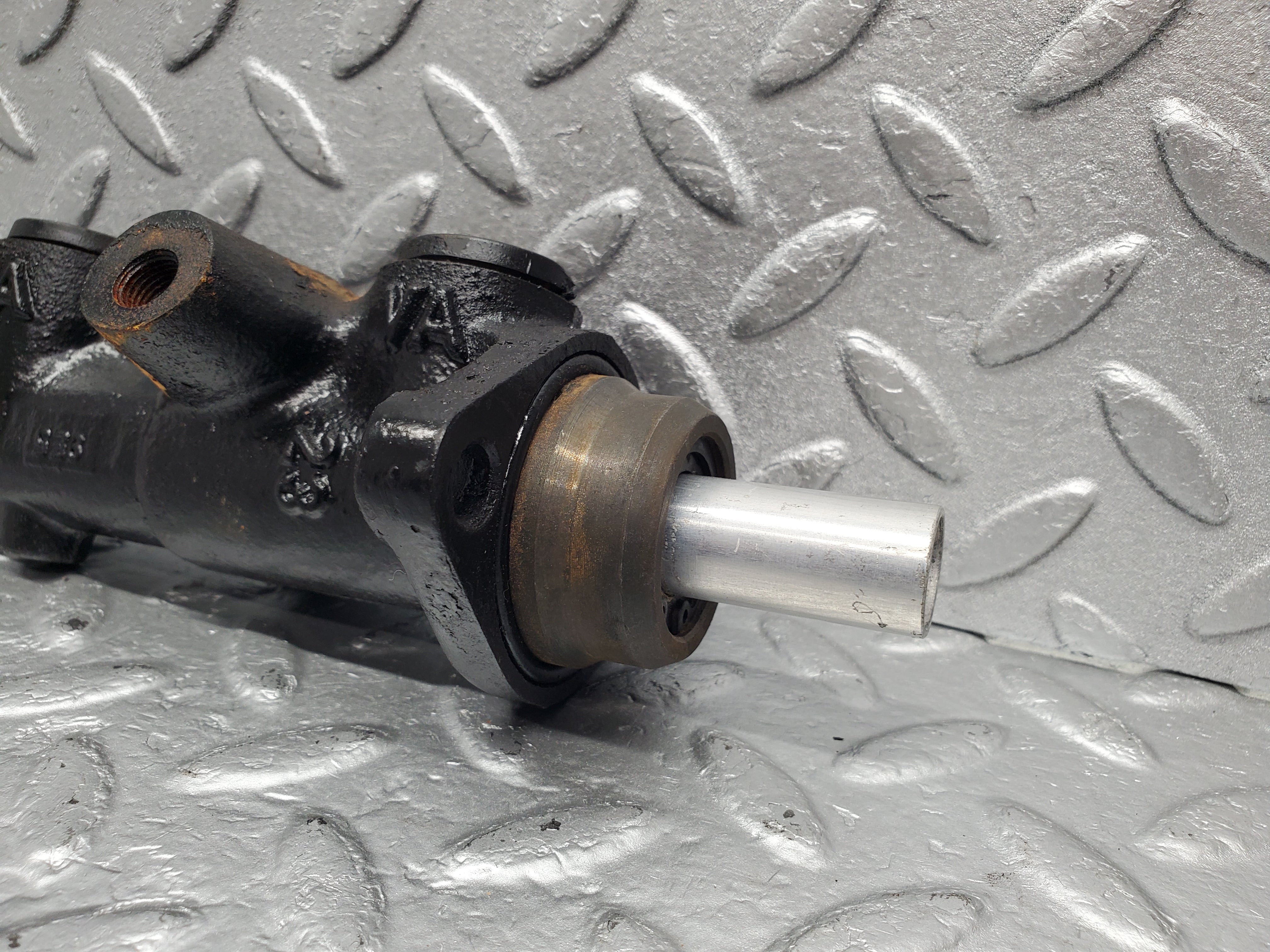 1390 Mercedes-Benz V123 240D Brake Master Cylinder