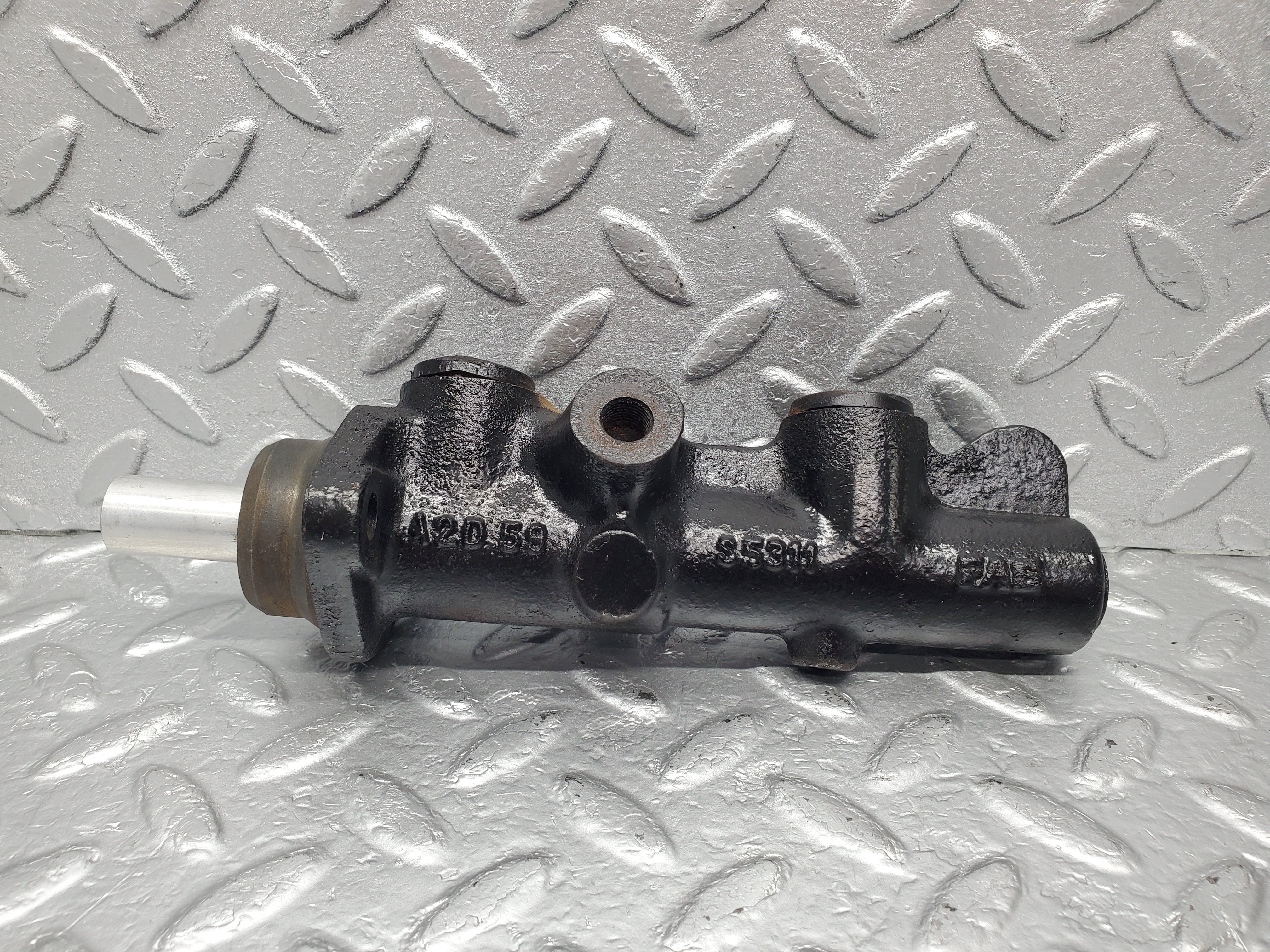1390 Mercedes-Benz V123 240D Brake Master Cylinder