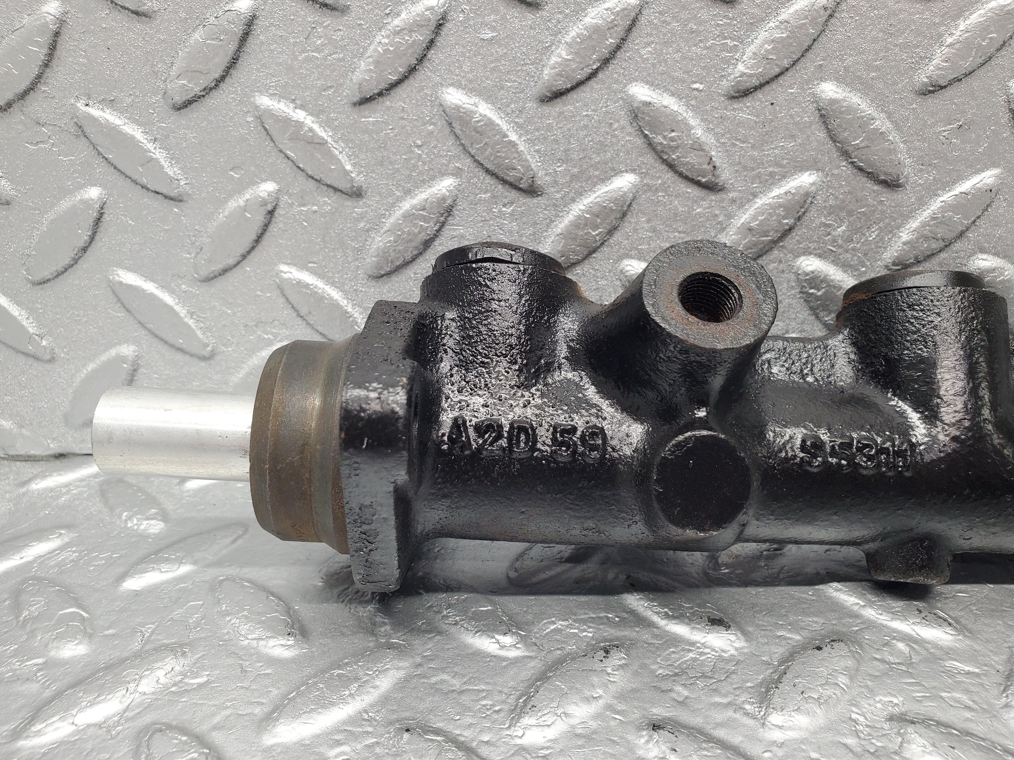 1390 Mercedes-Benz V123 240D Brake Master Cylinder