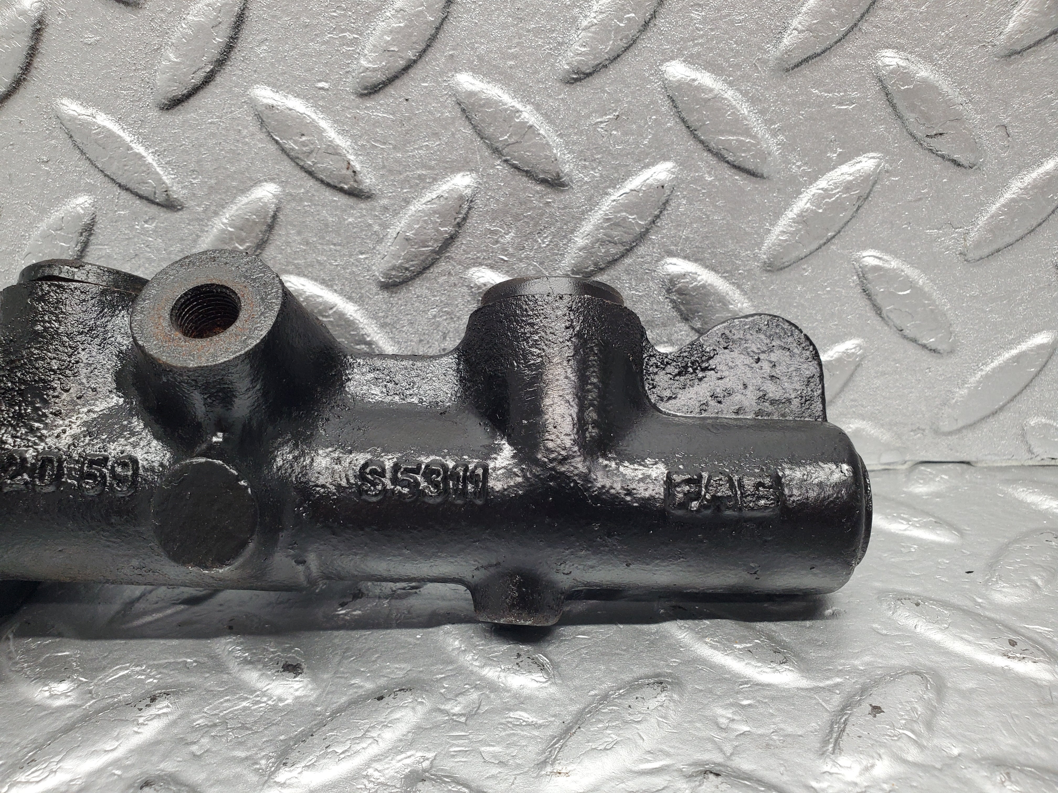 1390 Mercedes-Benz V123 240D Brake Master Cylinder