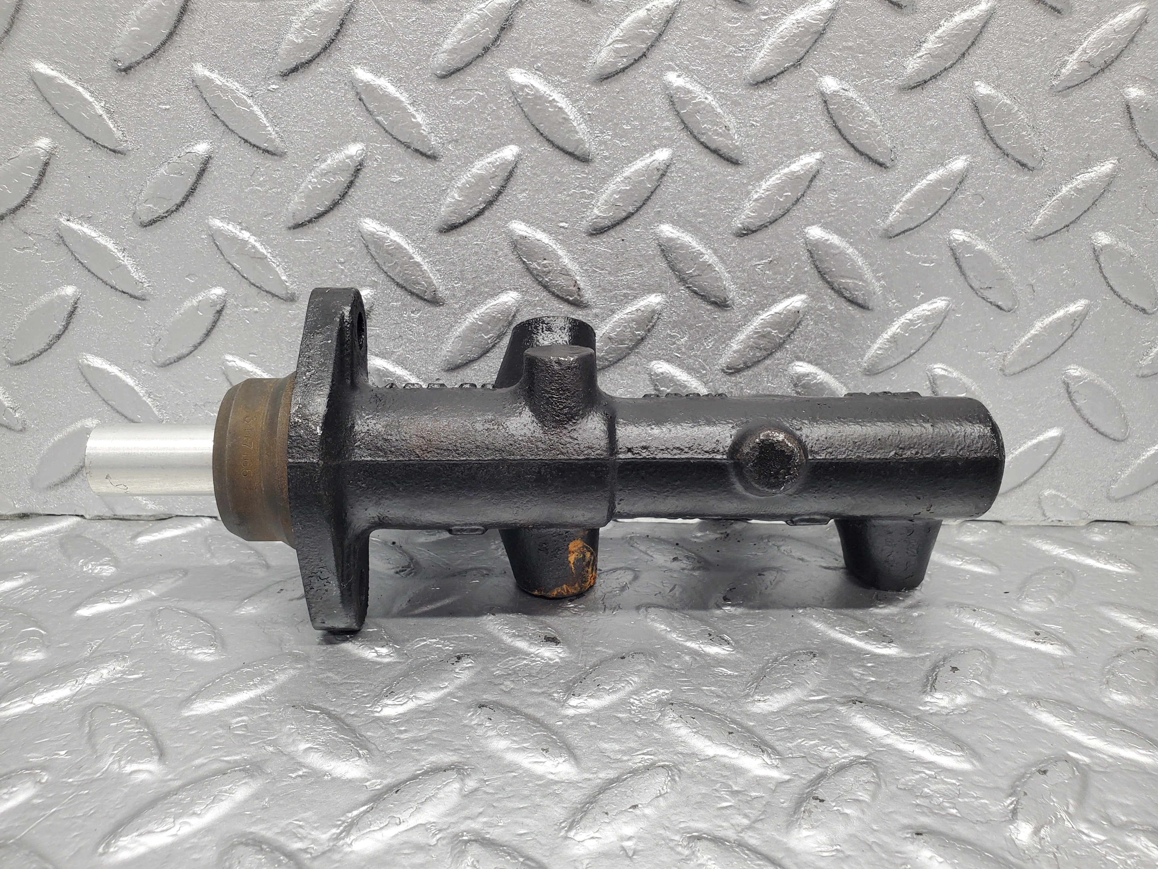 1390 Mercedes-Benz V123 240D Brake Master Cylinder