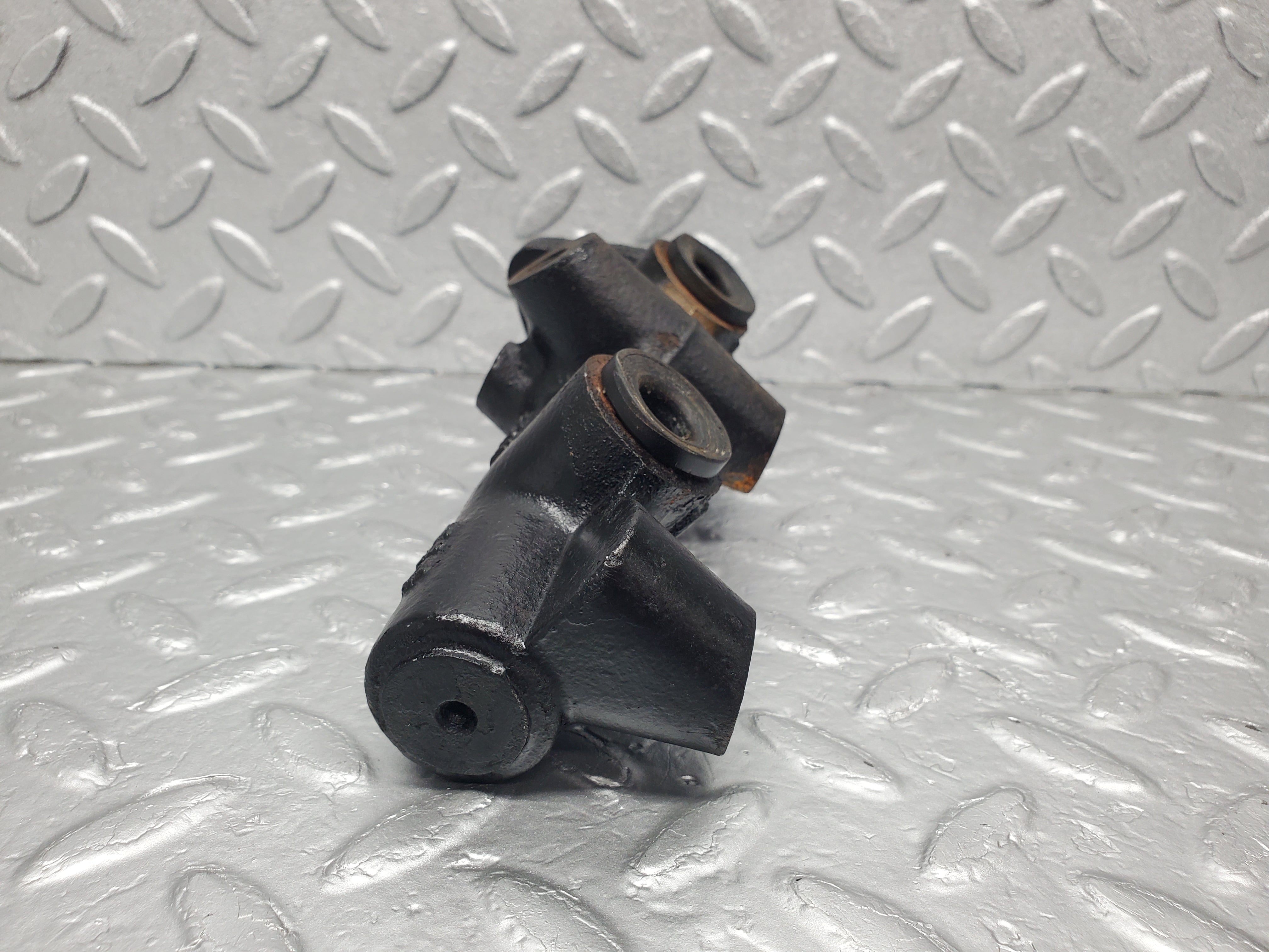 1390 Mercedes-Benz V123 240D Brake Master Cylinder
