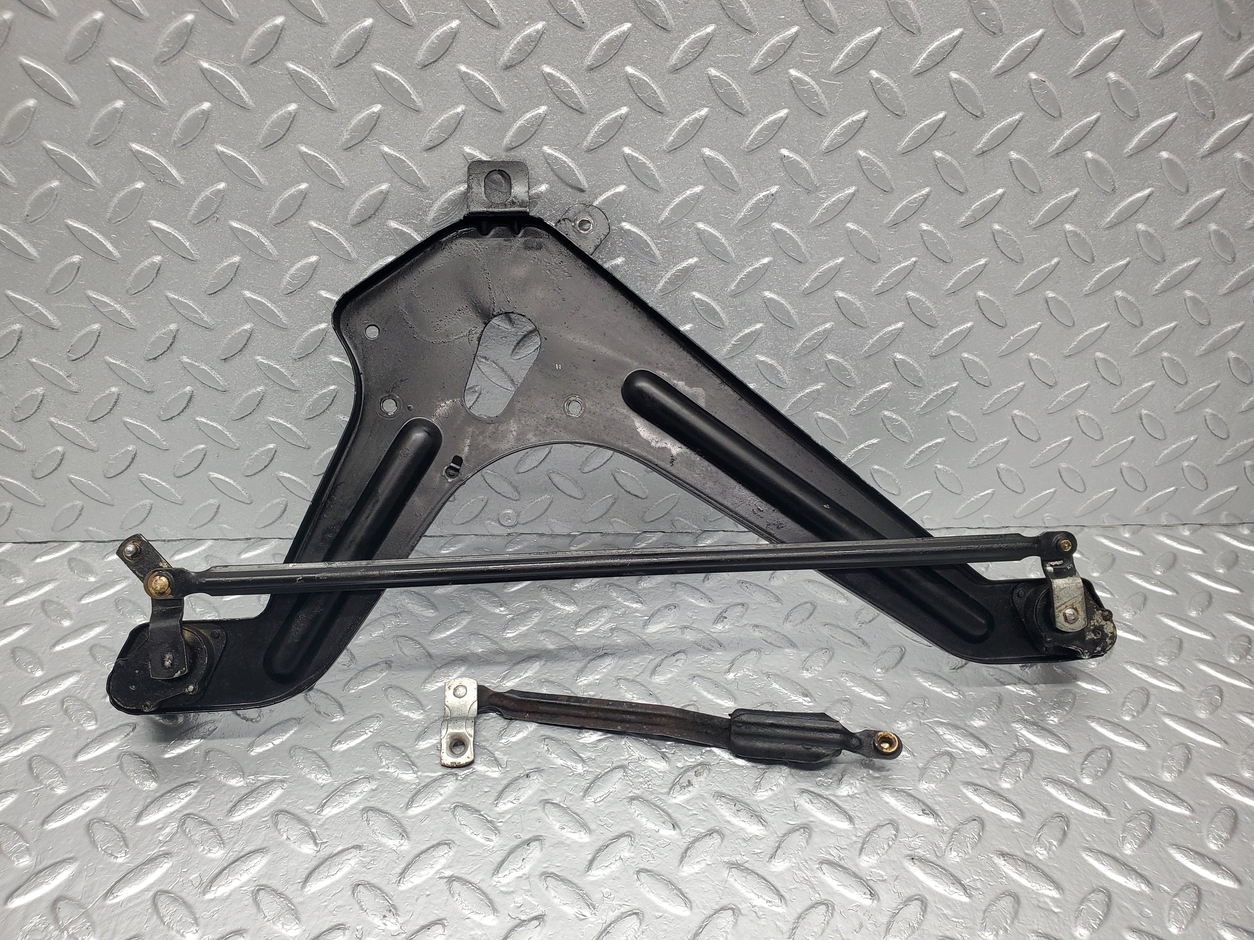 1994 Mercedes-Benz W105 219 Ponton Windscreen Wiper Linkage Mechanism