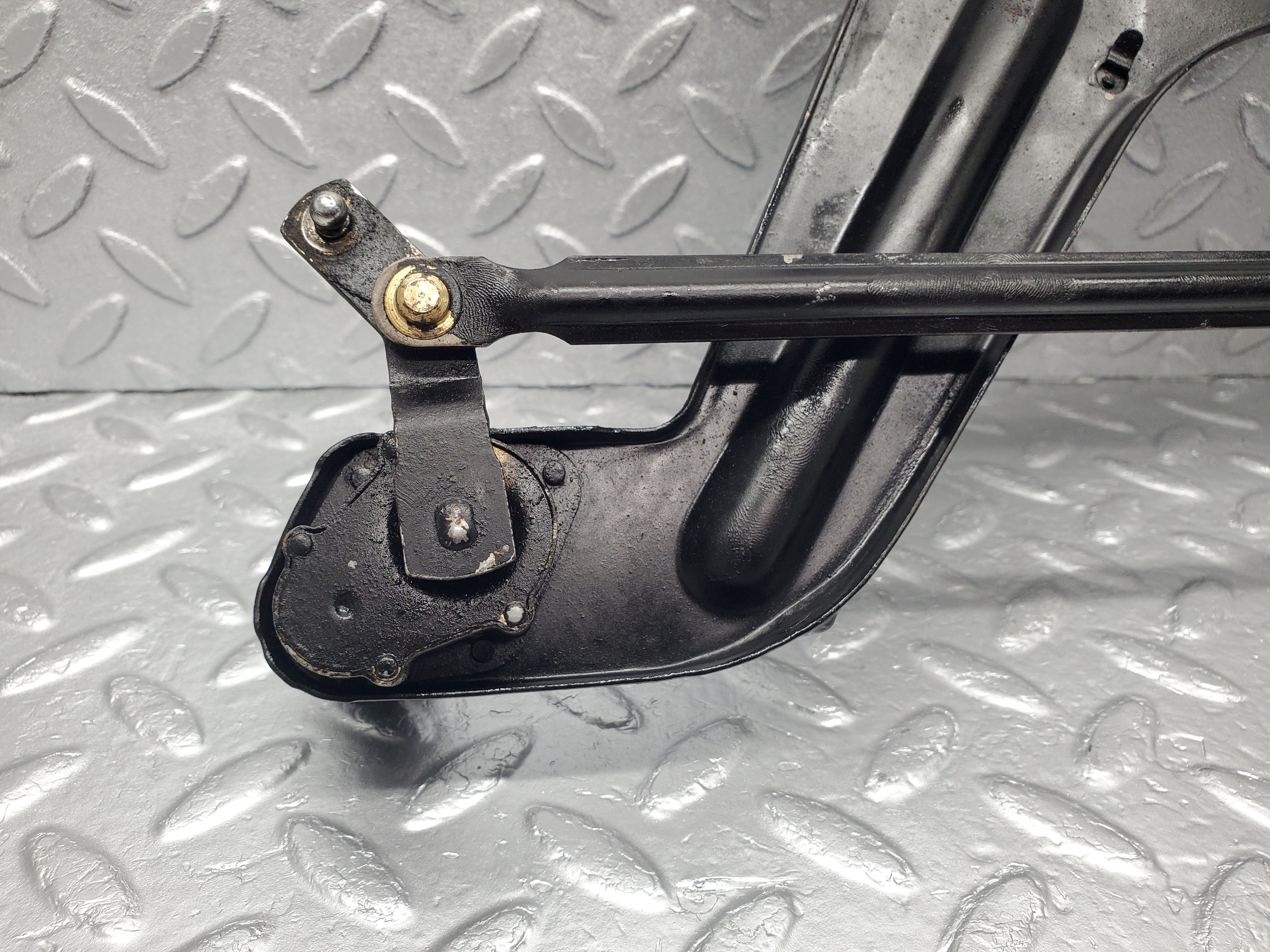 1994 Mercedes-Benz W105 219 Ponton Windscreen Wiper Linkage Mechanism