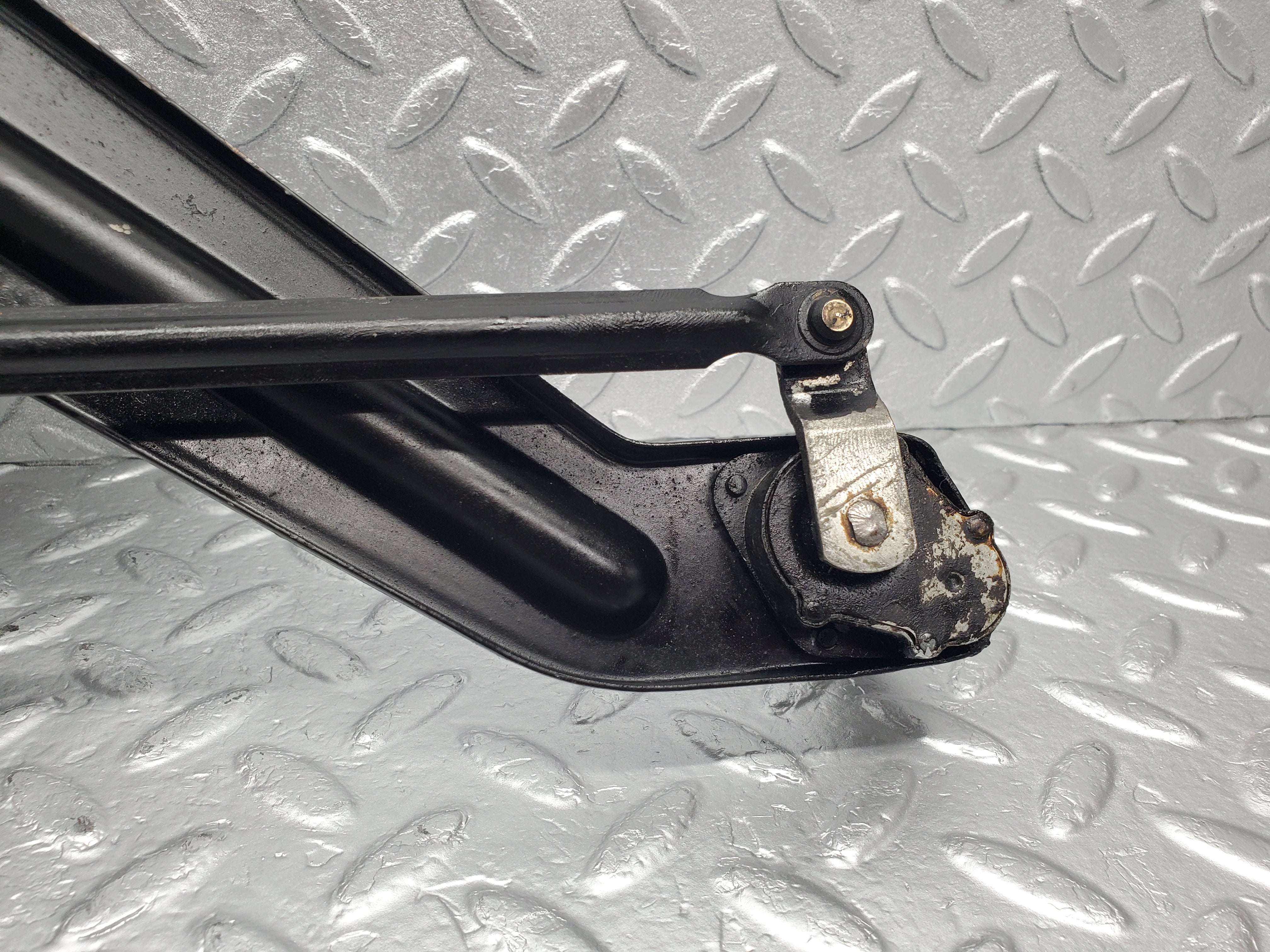 1994 Mercedes-Benz W105 219 Ponton Windscreen Wiper Linkage Mechanism