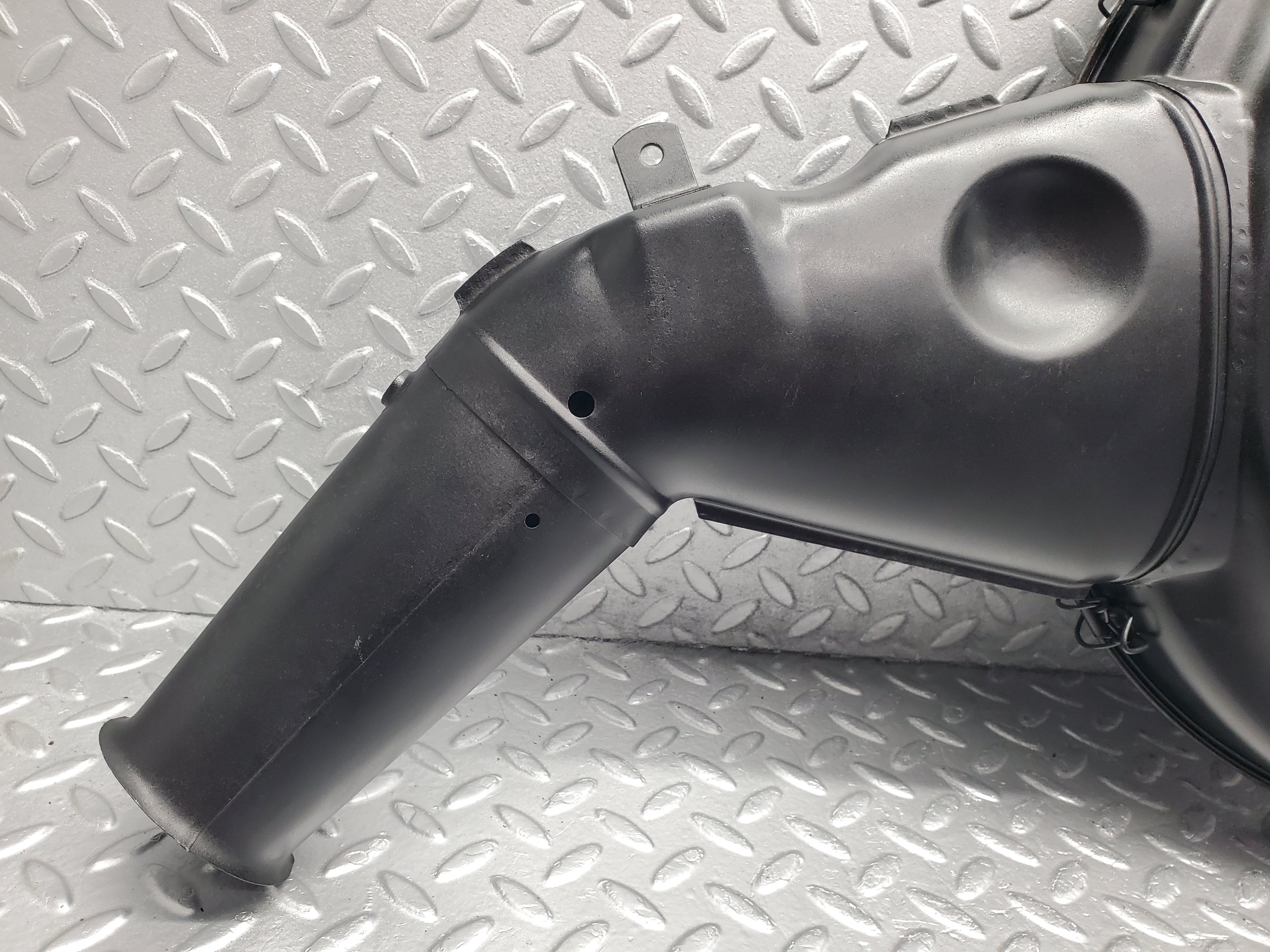 7058 Mercedes-Benz C107 350SLC Coupe  Air Filter Housing Box 0070942702