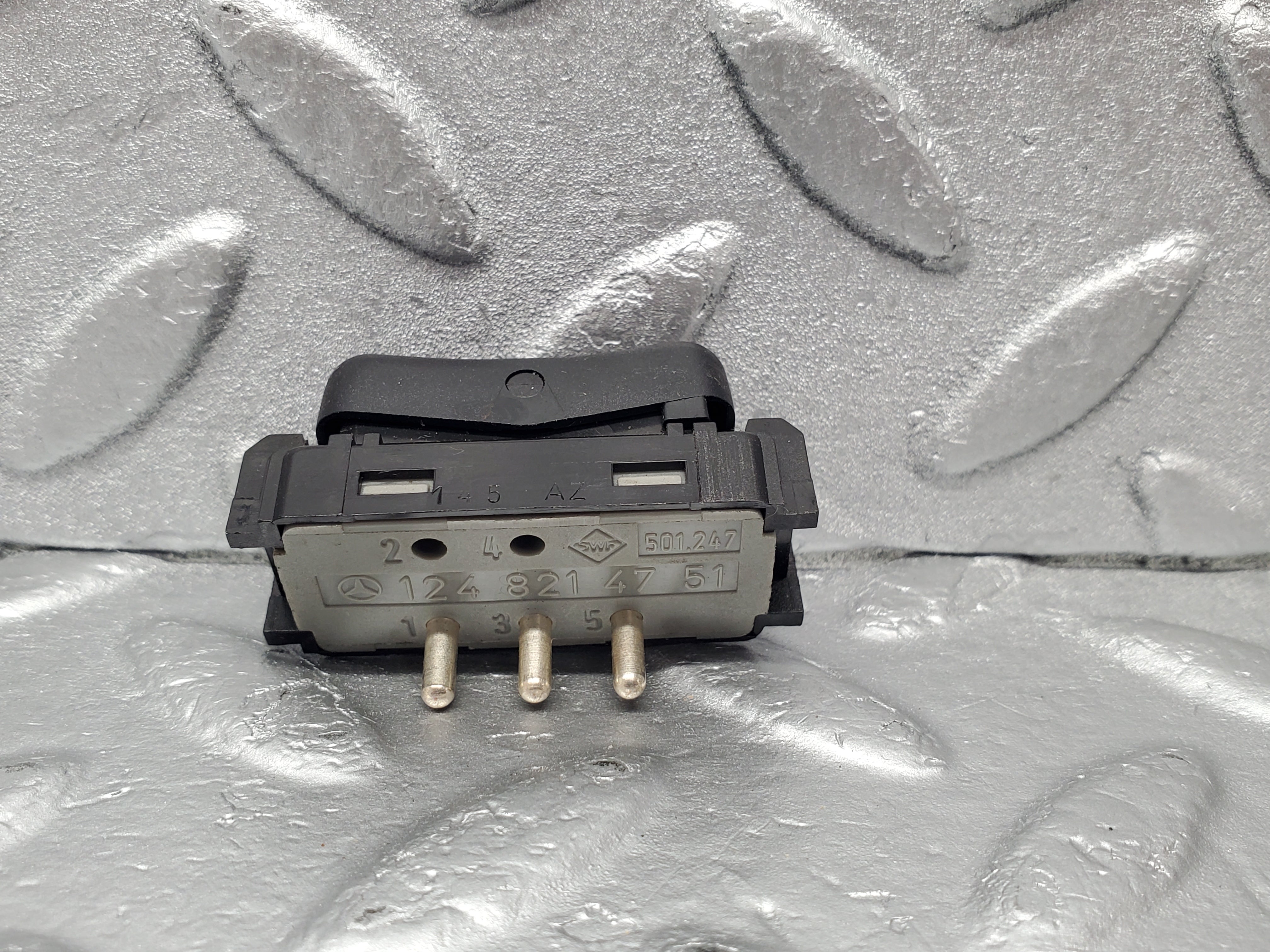 22611 Mercedes-Benz C124 E220 Rear Headrest Release Control Switch 1248214751