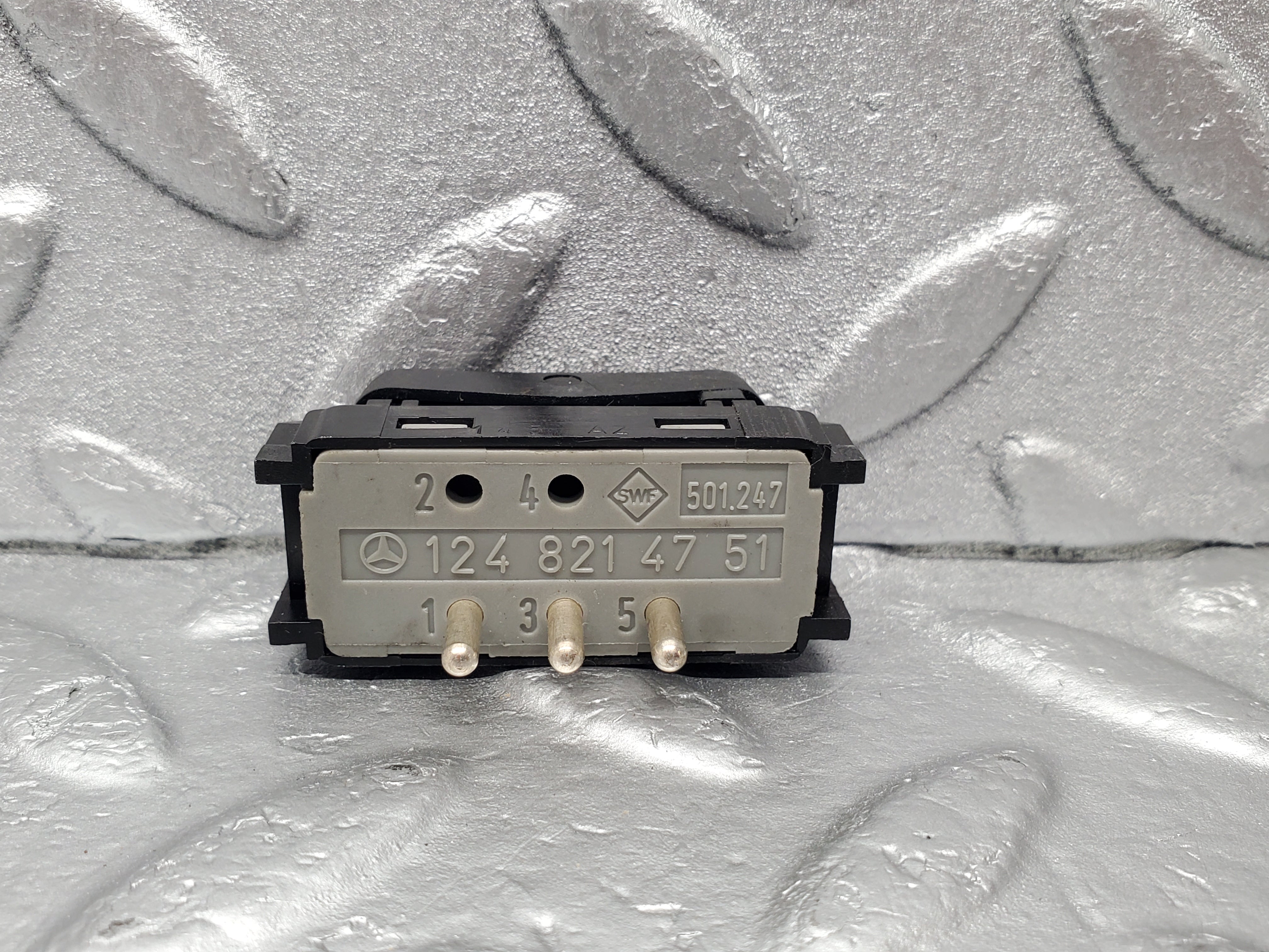 22611 Mercedes-Benz C124 E220 Rear Headrest Release Control Switch 1248214751