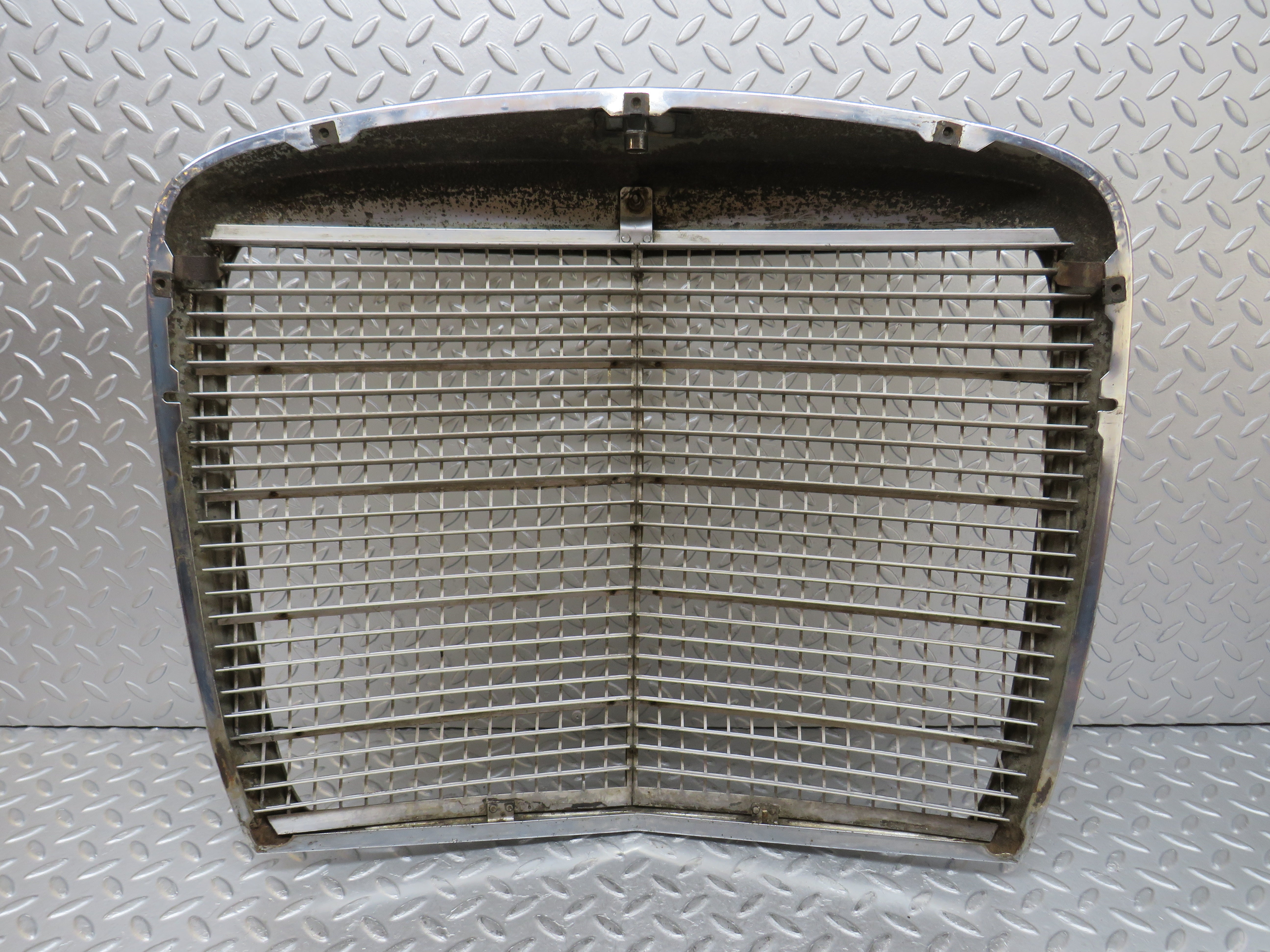 35837 Mercedes-Benz W108 Bonnet Grill Chrome