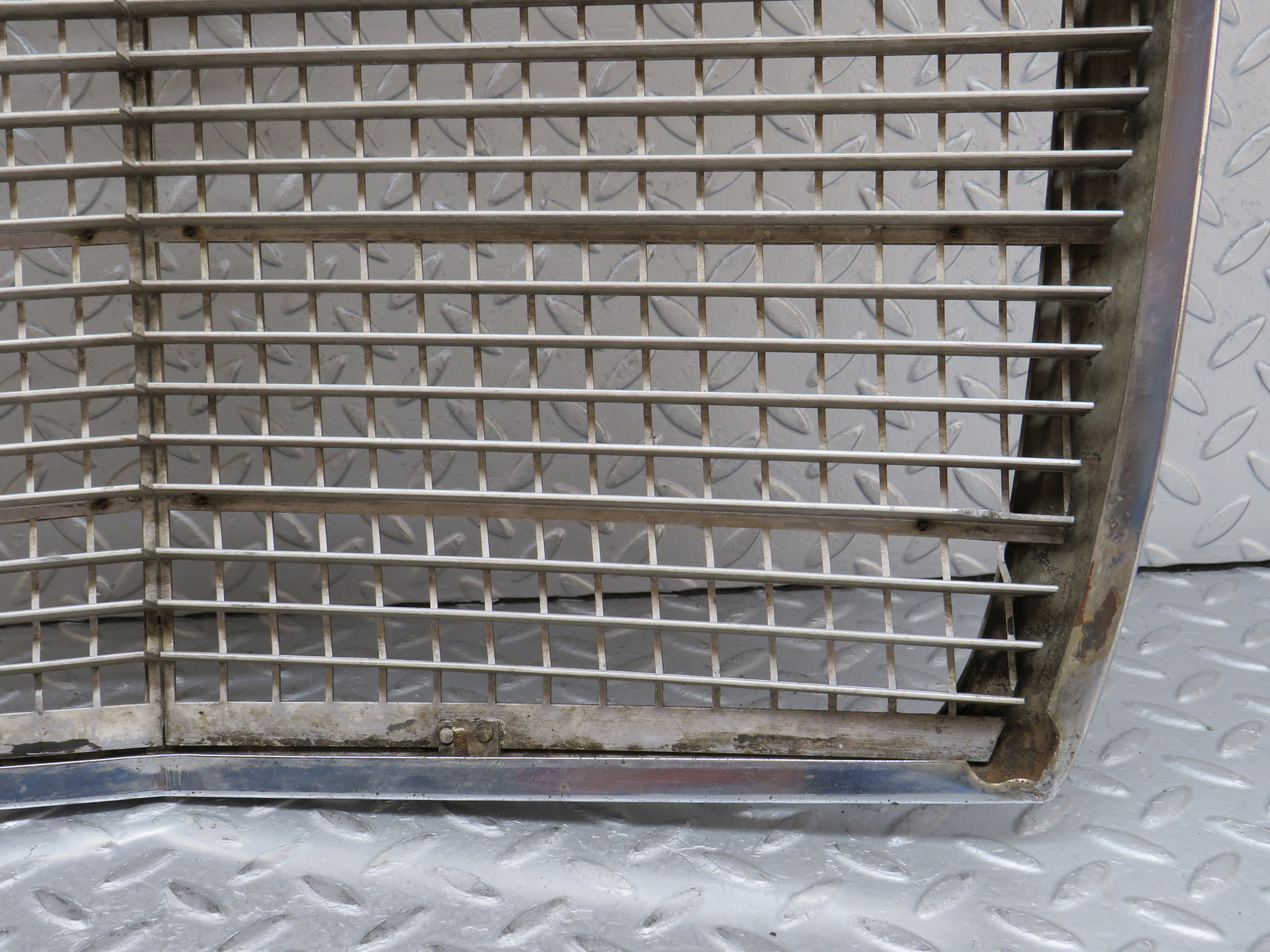 35837 Mercedes-Benz W108 Bonnet Grill Chrome