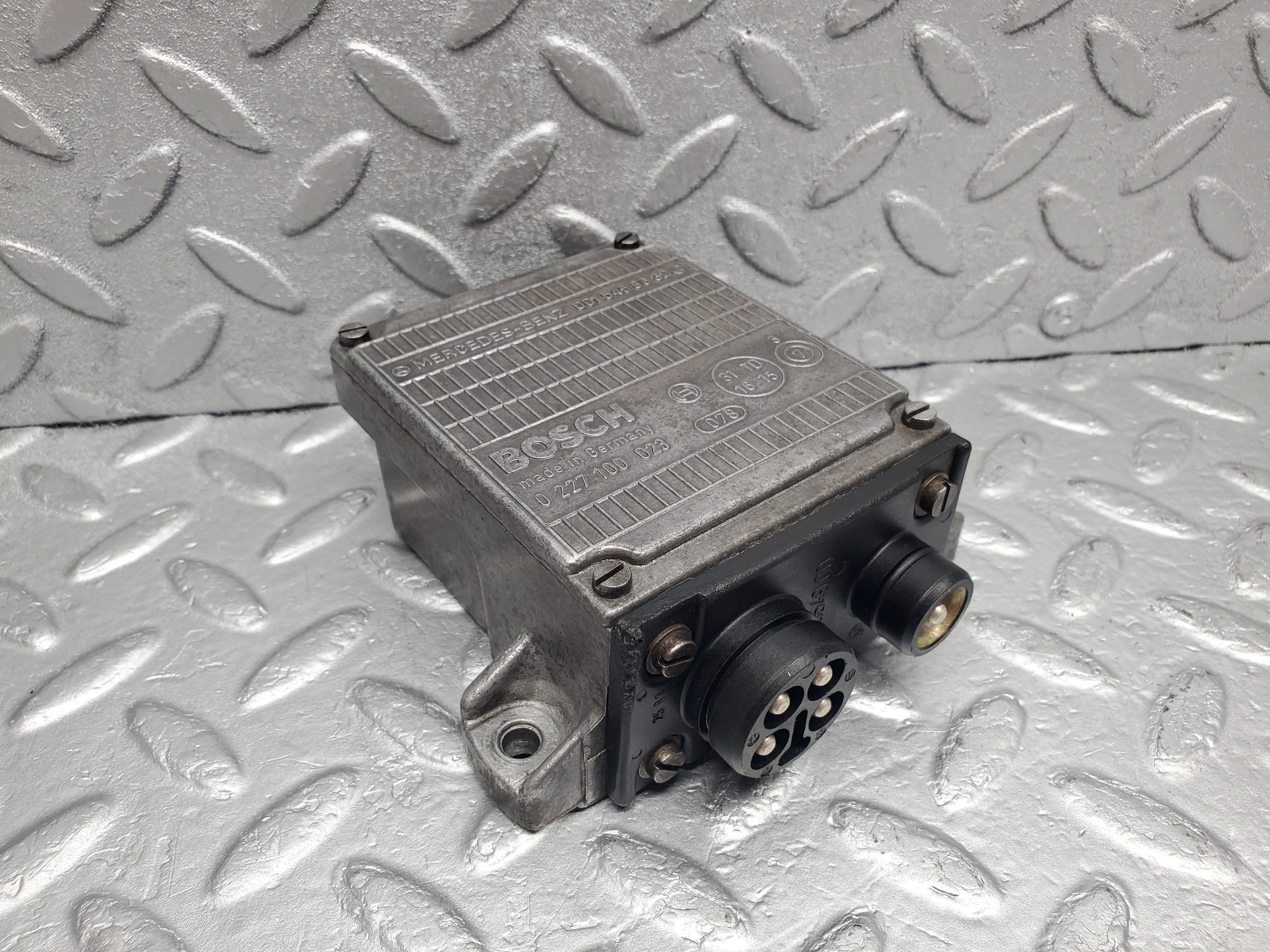 49815 Mercedes-Benz R107 380SL Ignition Control Unit Bosch 0015458632