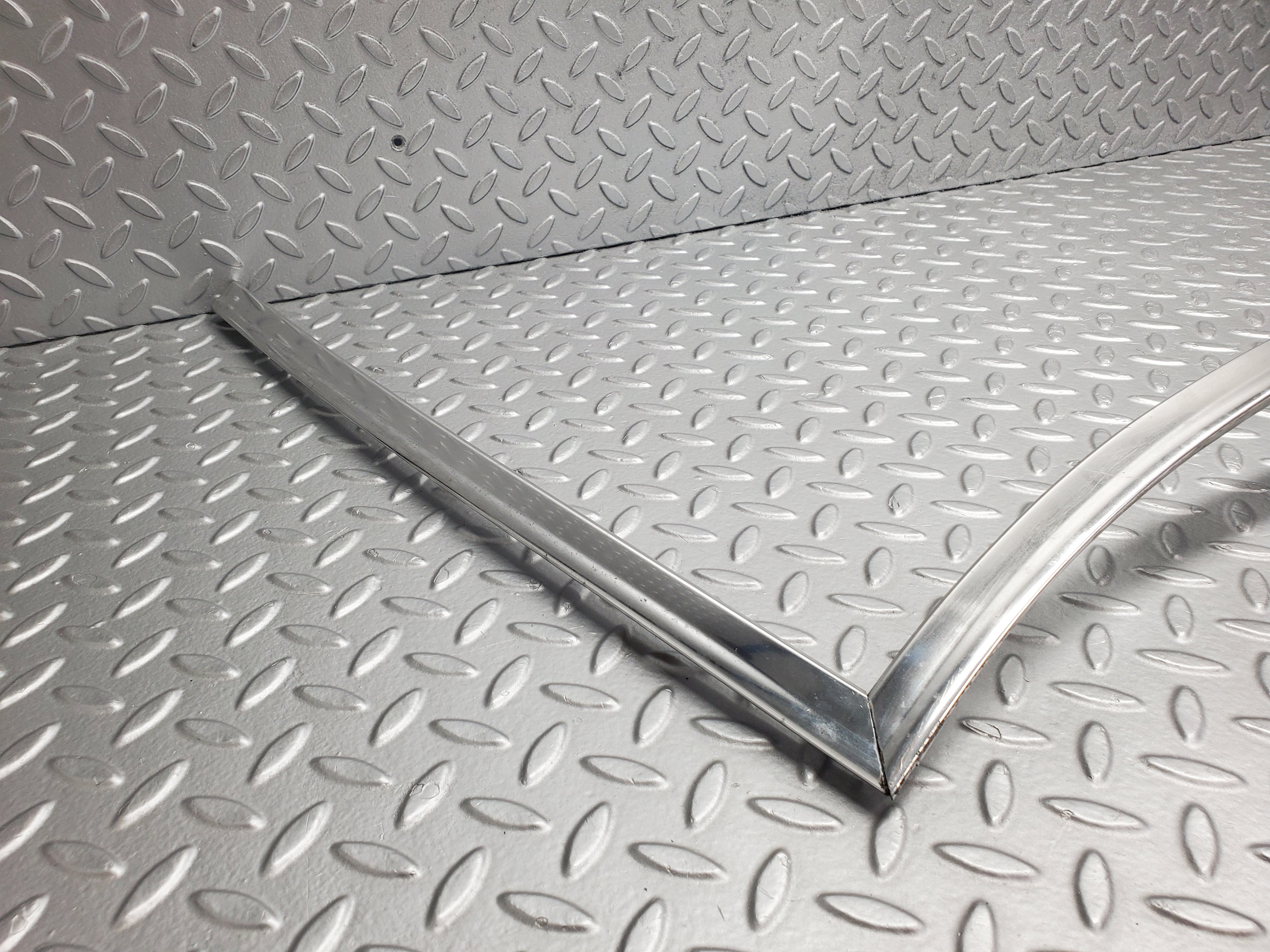 49913 Mercedes-Benz R107 380SL Coupe Front Windscreen Chrome Frame