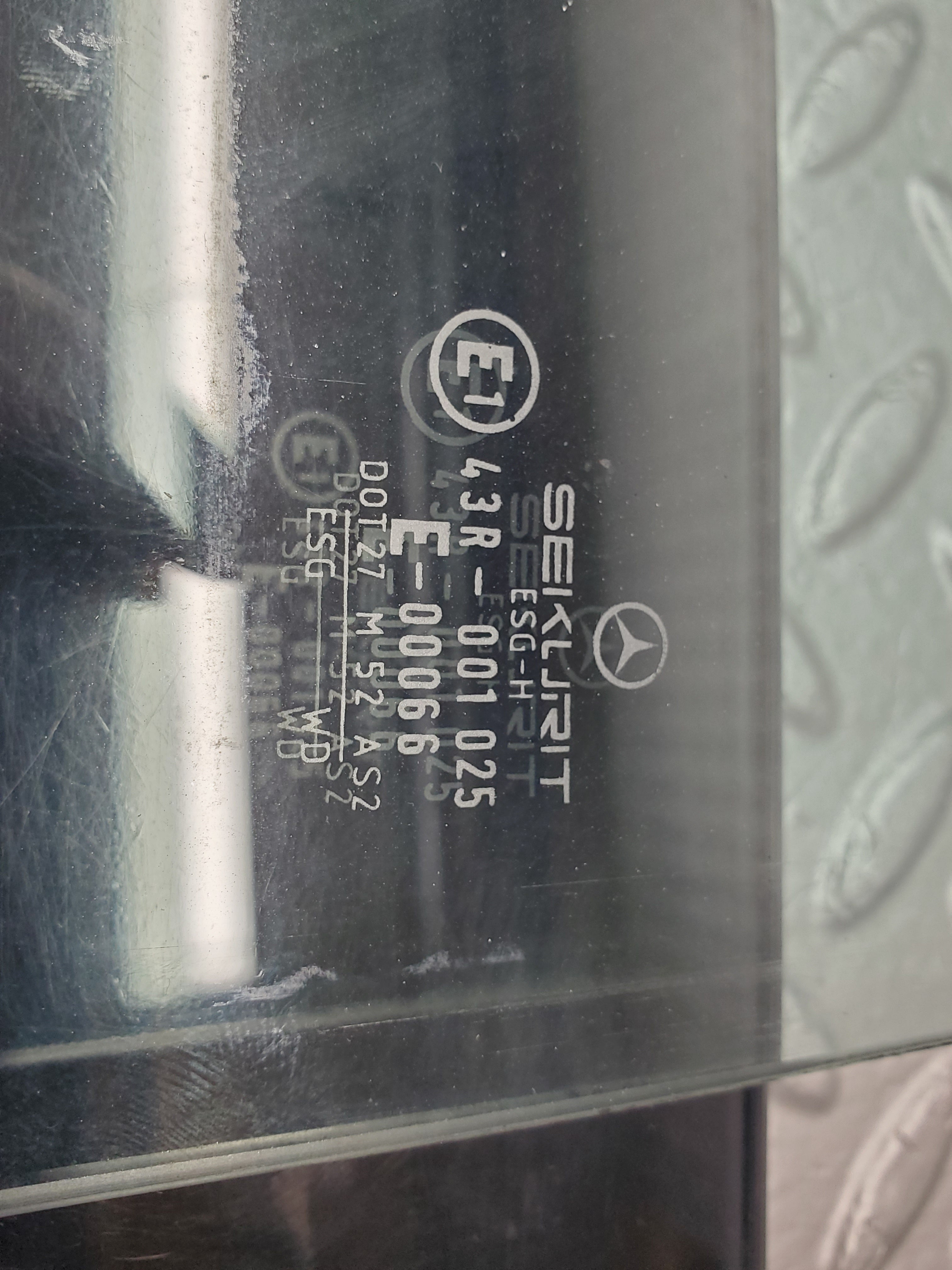 50005 Mercedes-Benz R107 380SL Coupe Right Door Window Glass Tinted