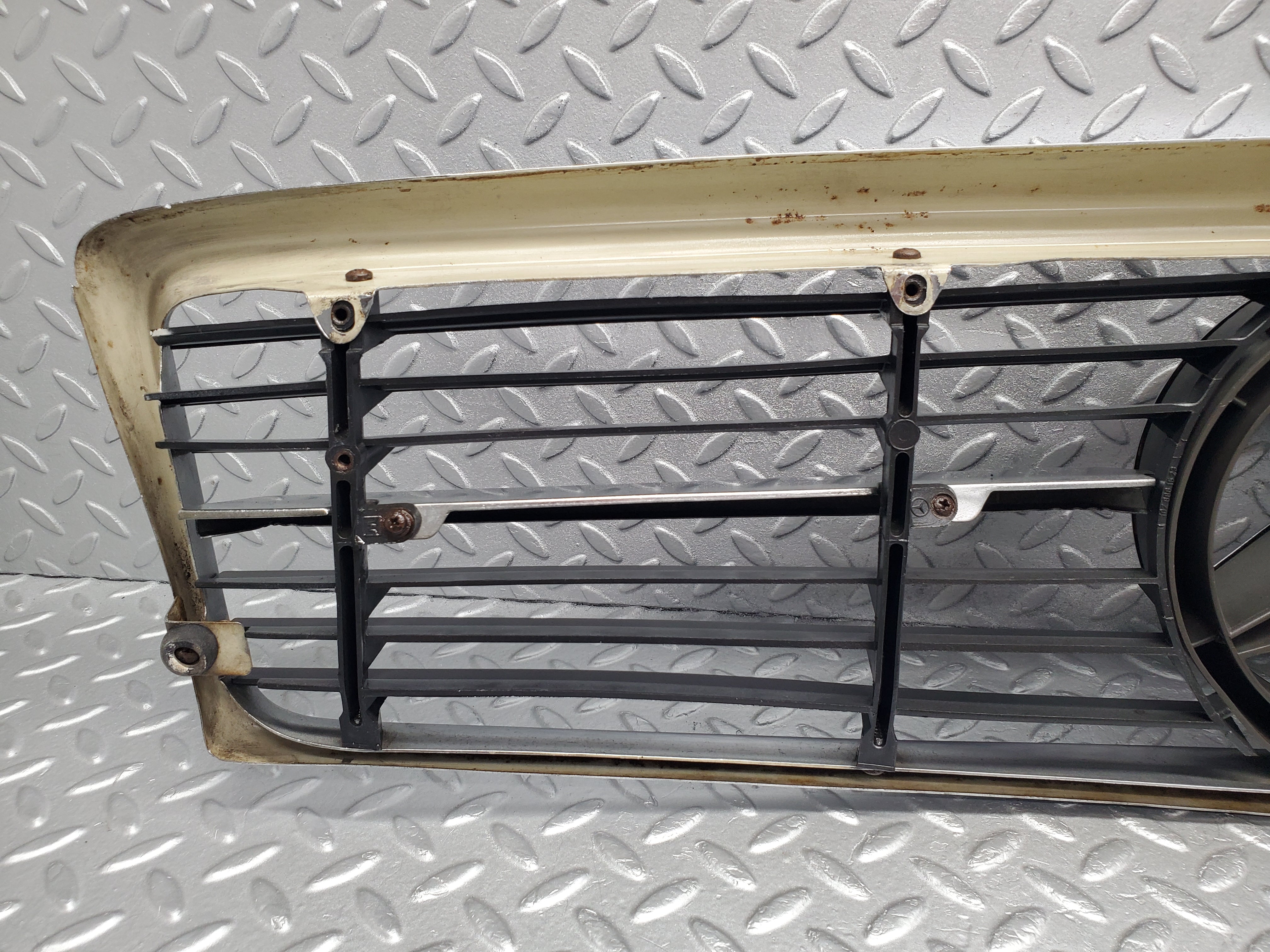 50007 Mercedes-Benz R107 380SL Coupe Bonnet Grill Chrome 1078881623 1078881523