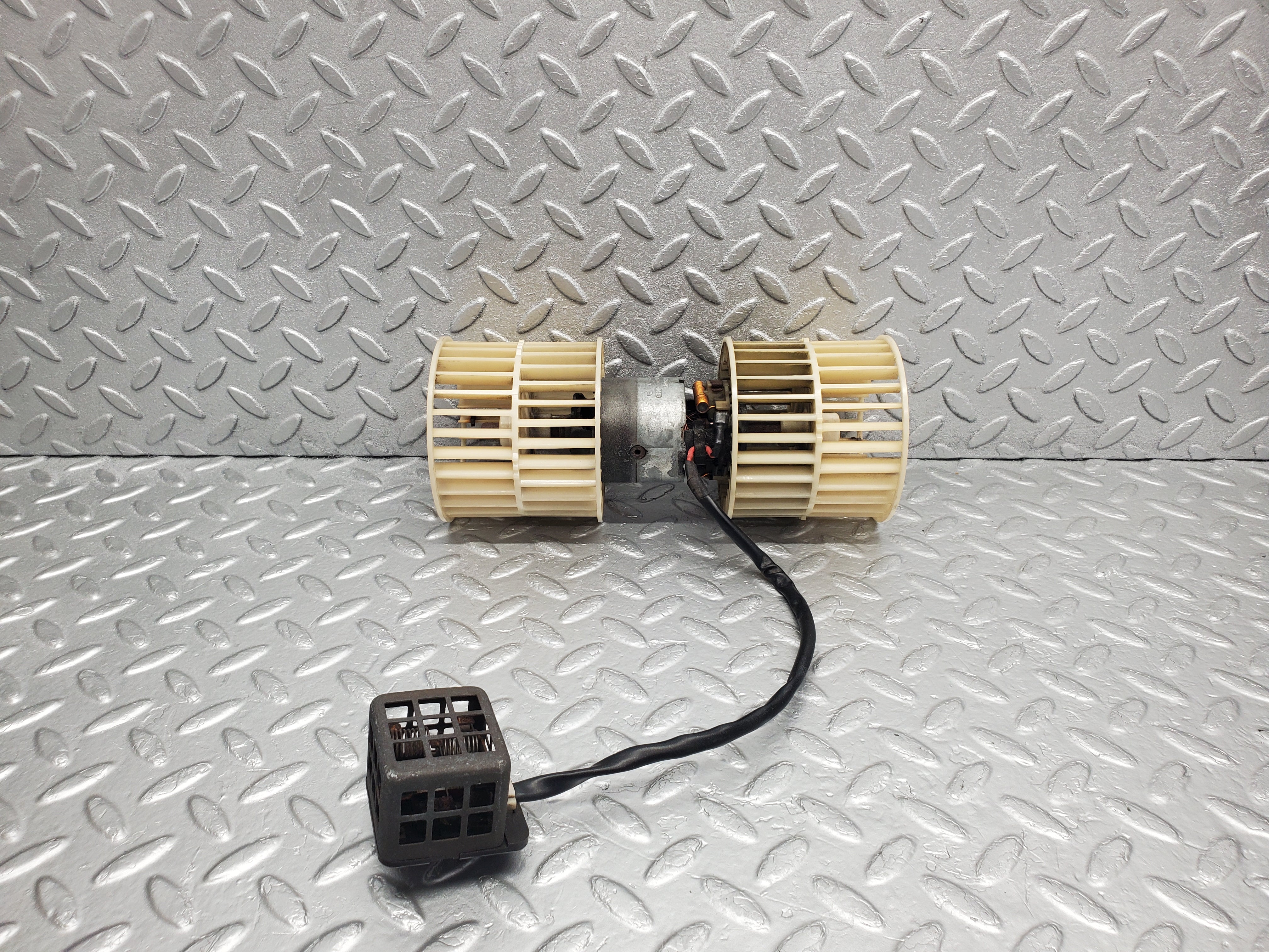 50097 Mercedes-Benz R107 380SL Heater Blower Motor Bosch 0130063022