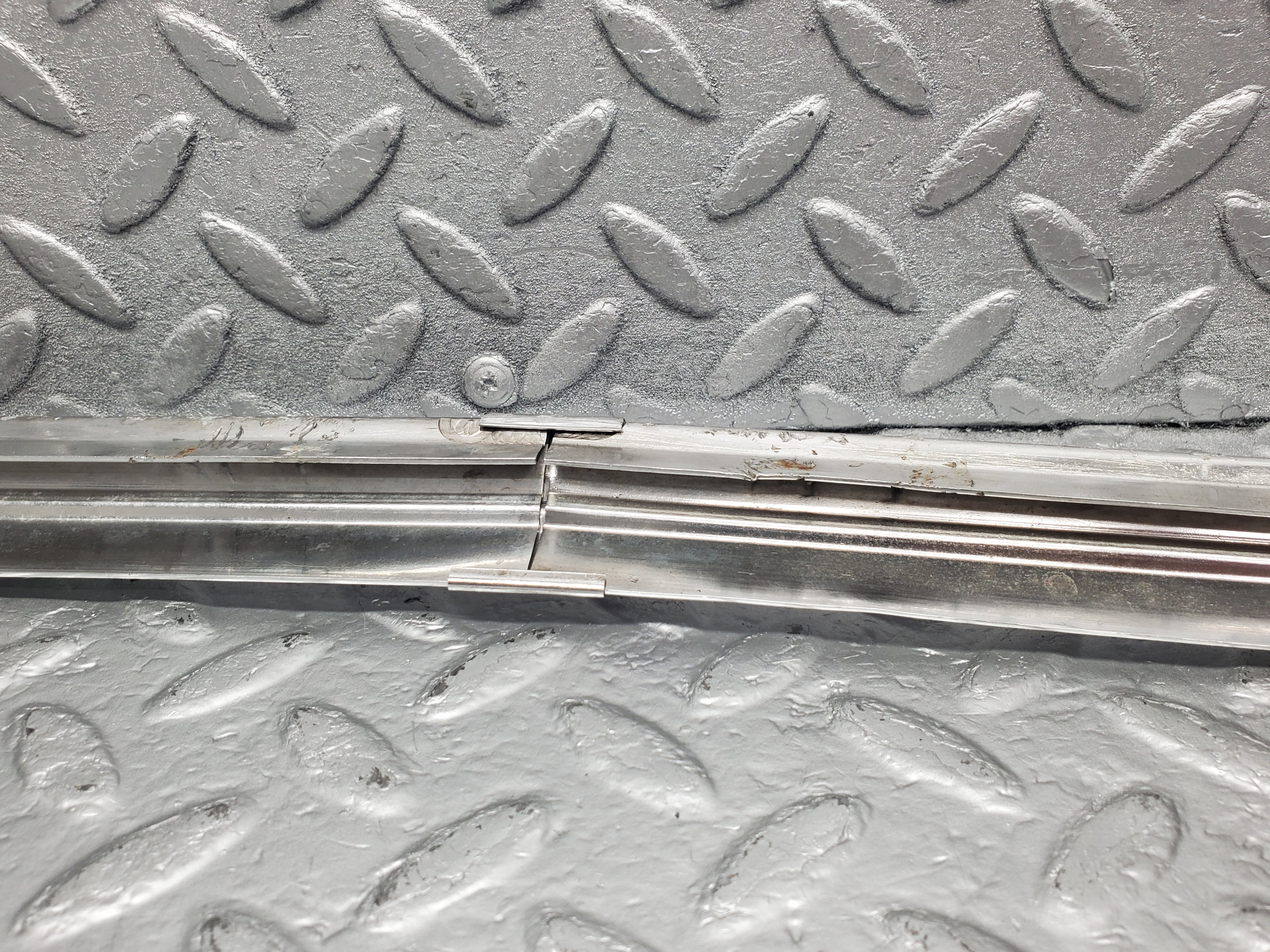 50752 Mercedes-Benz W108 280SE 3.5 Rear Windscreen Chrome Frame