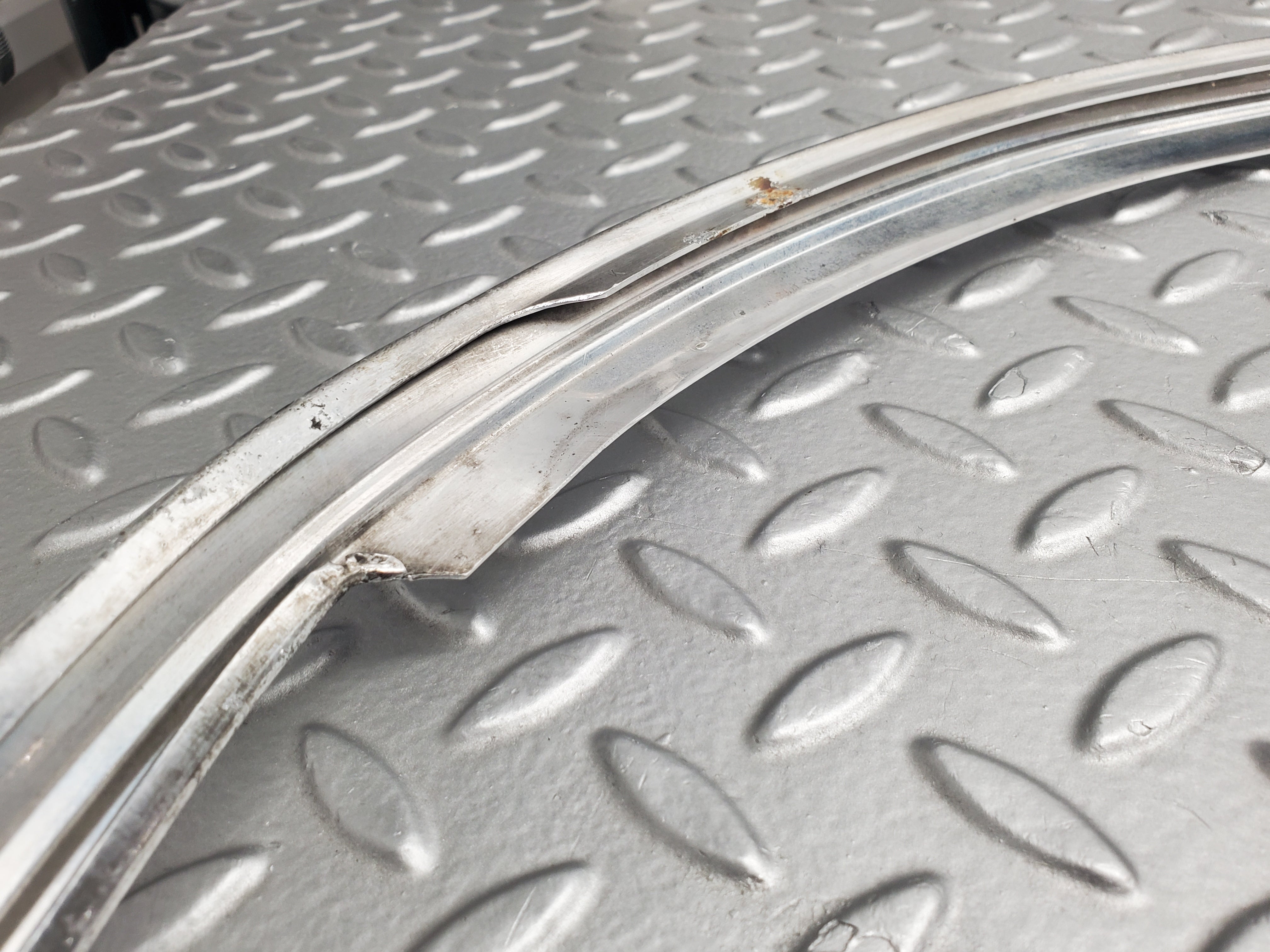 50752 Mercedes-Benz W108 280SE 3.5 Rear Windscreen Chrome Frame