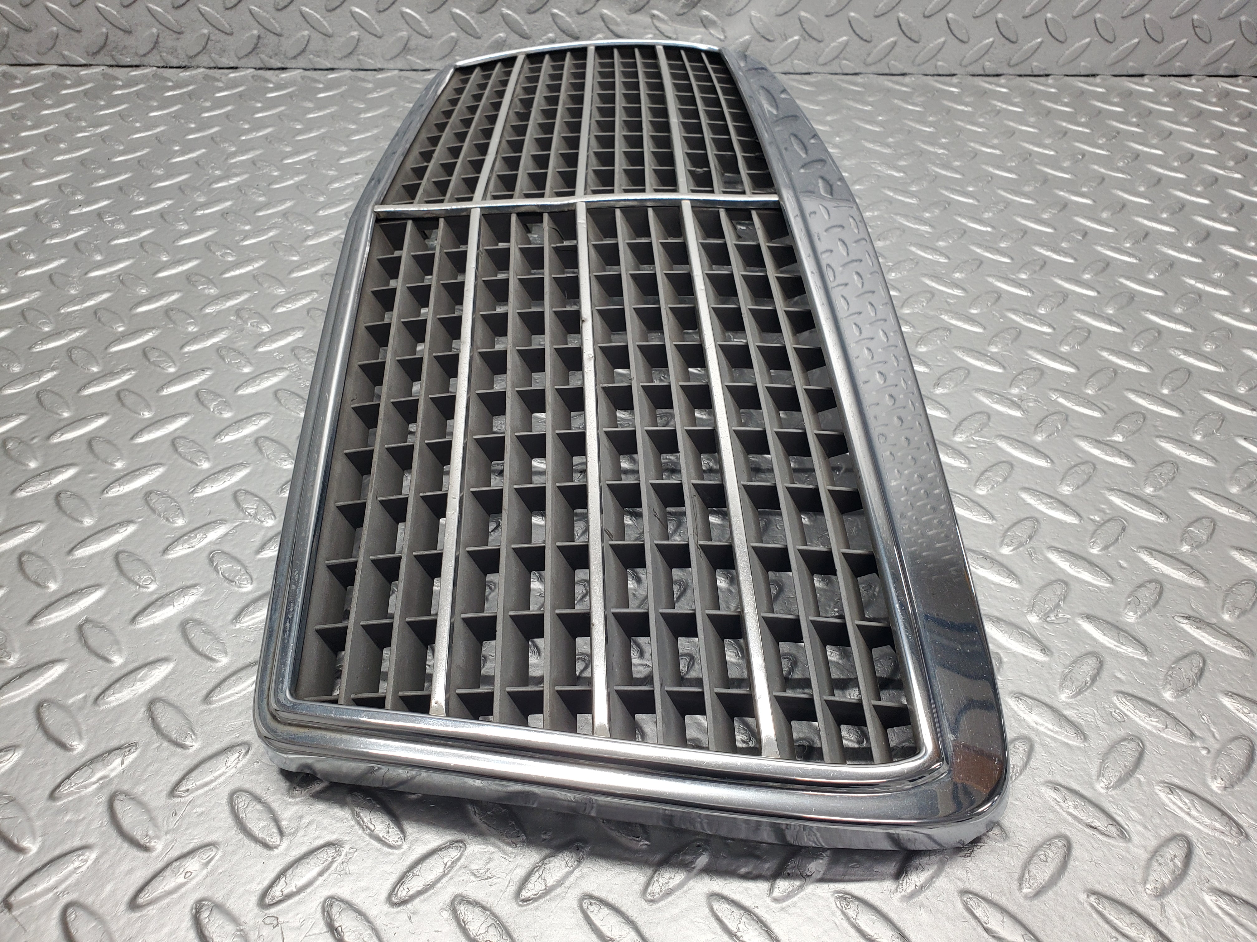 51855 Mercedes-Benz W124 Bonnet Grill Chrome 1248880323