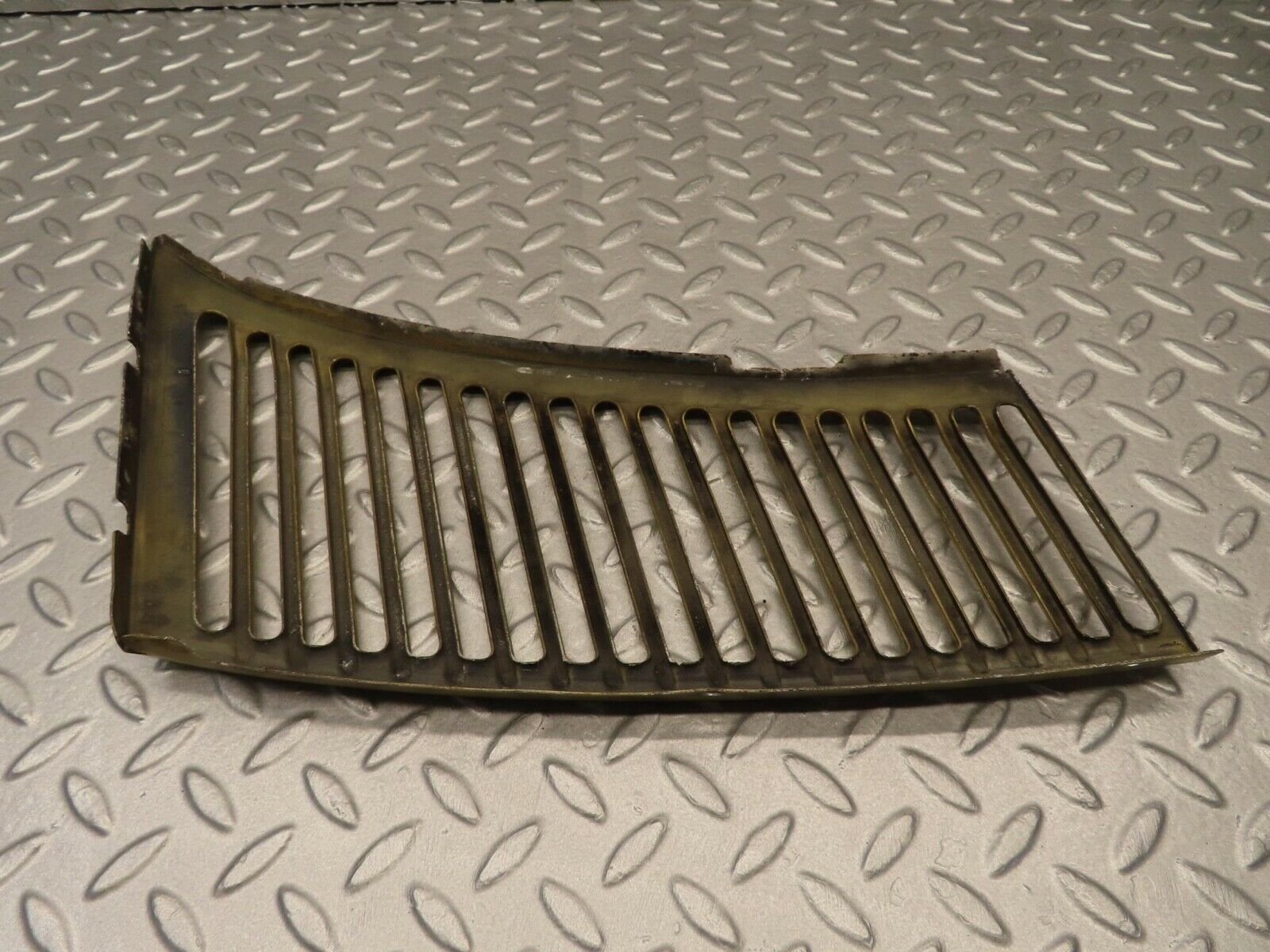 11815 Mercedes-Benz R107 450SL Air Intake Grill Left Side