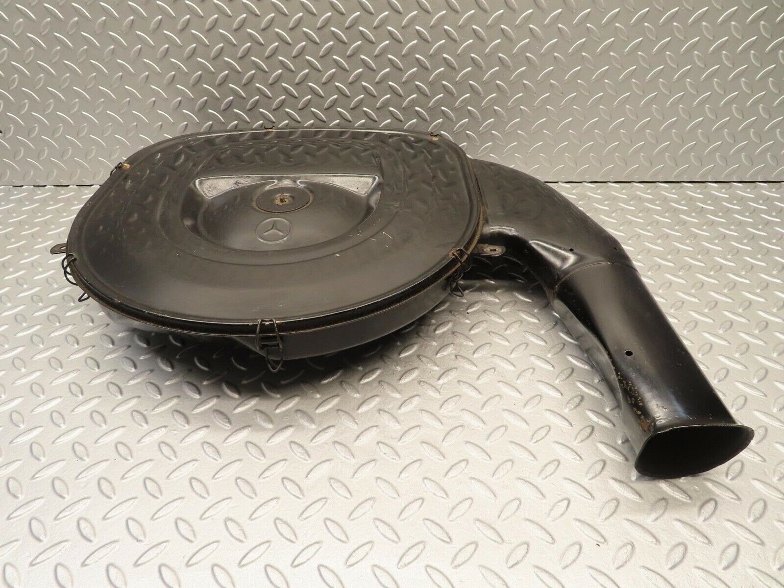 11822 Mercedes-Benz R107 450SL Air Filter Housing 4517485106