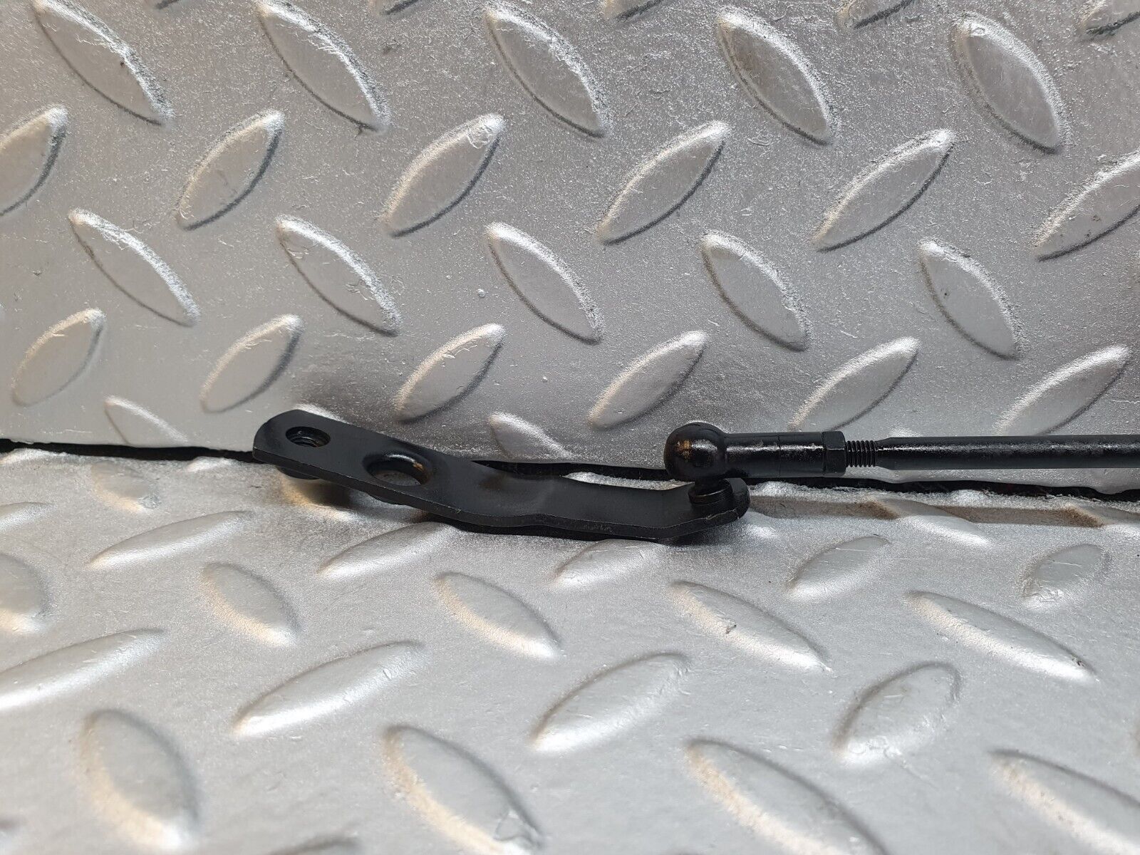 43838 Mercedes-Benz C126 380SEC Coupe Throttle Linkage 1163010297