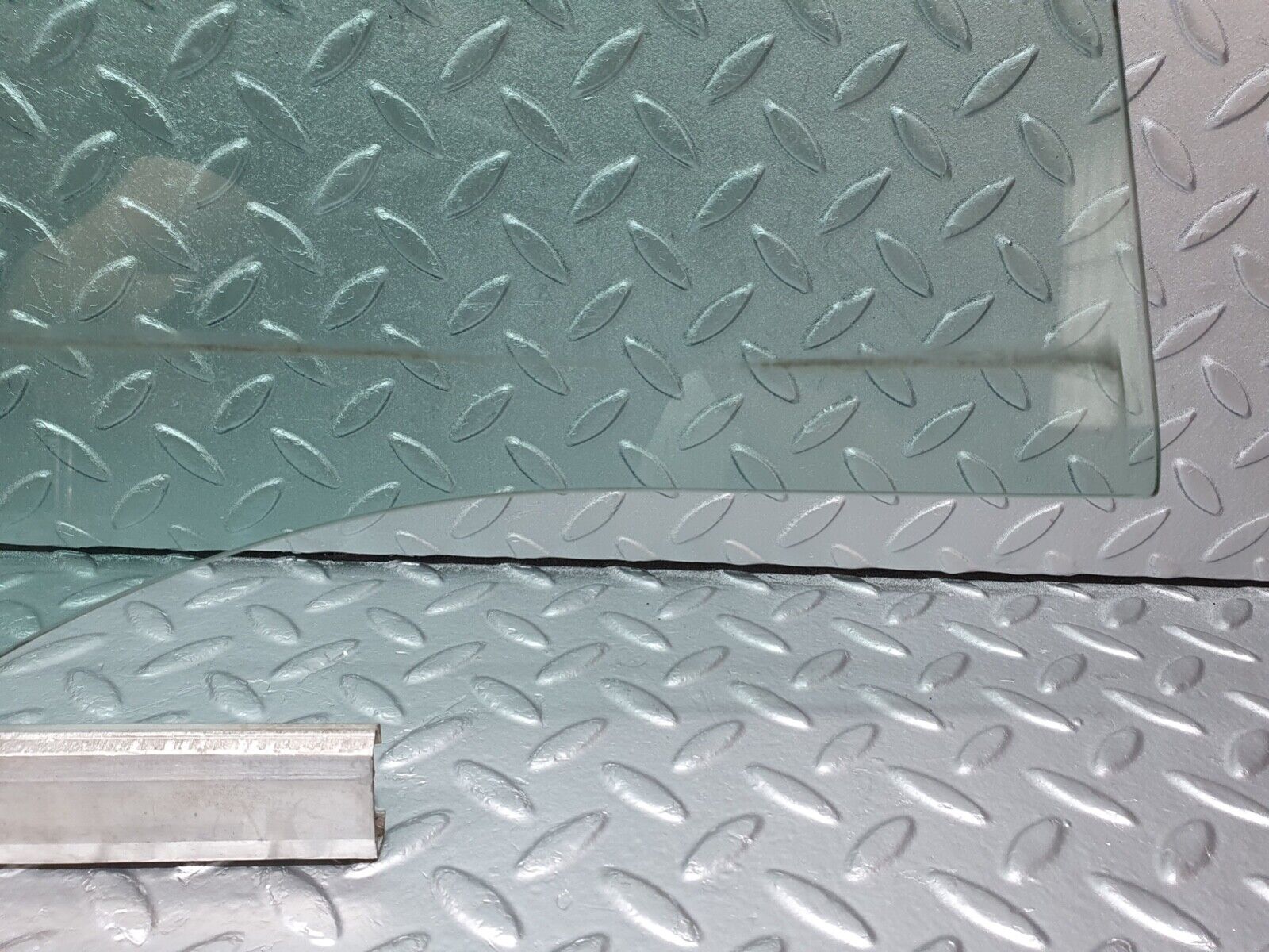 41993 Mercedes-Benz W202 C200 Front Right Door Window Glass