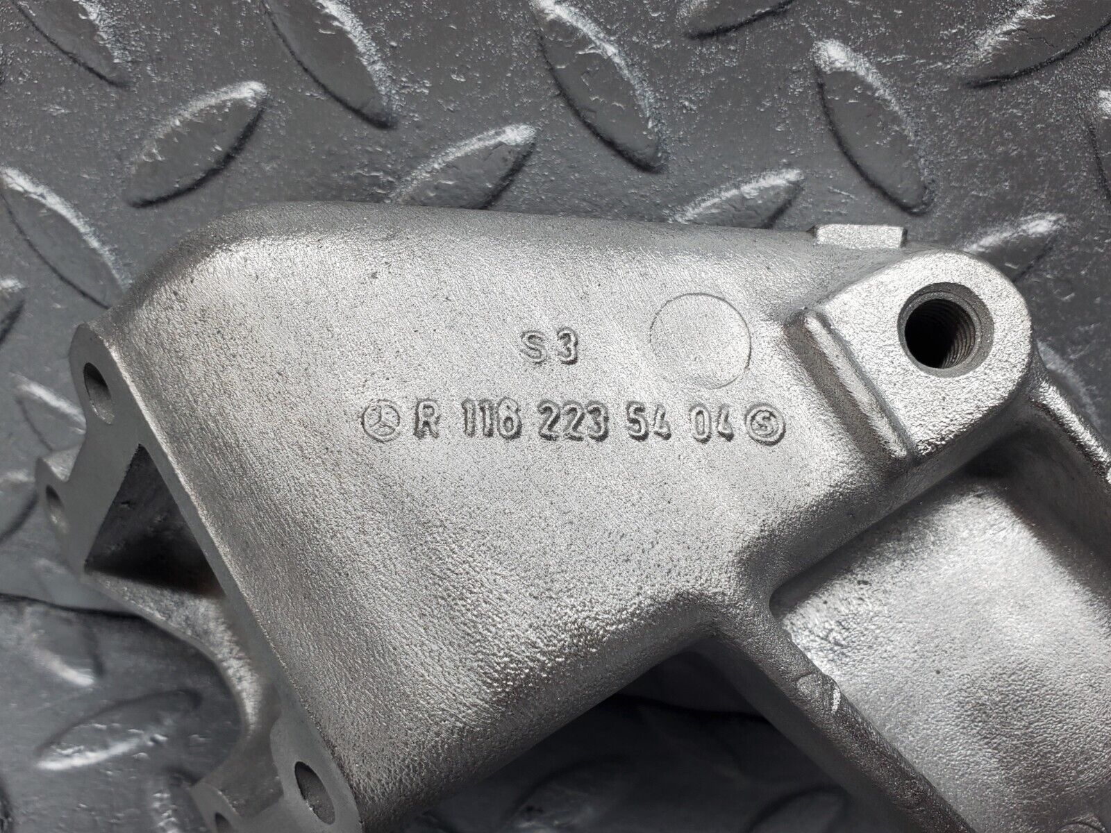 45923 Mercedes-Benz W126 420SE Engine Mount Bracket Left Side 1162235404