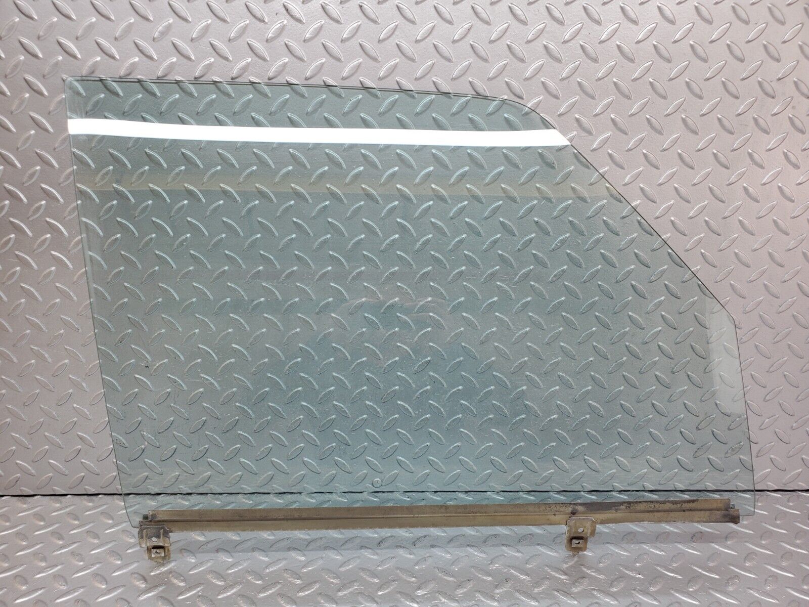 44364 Mercedes-Benz W123 280E Front Right Door Window Glass