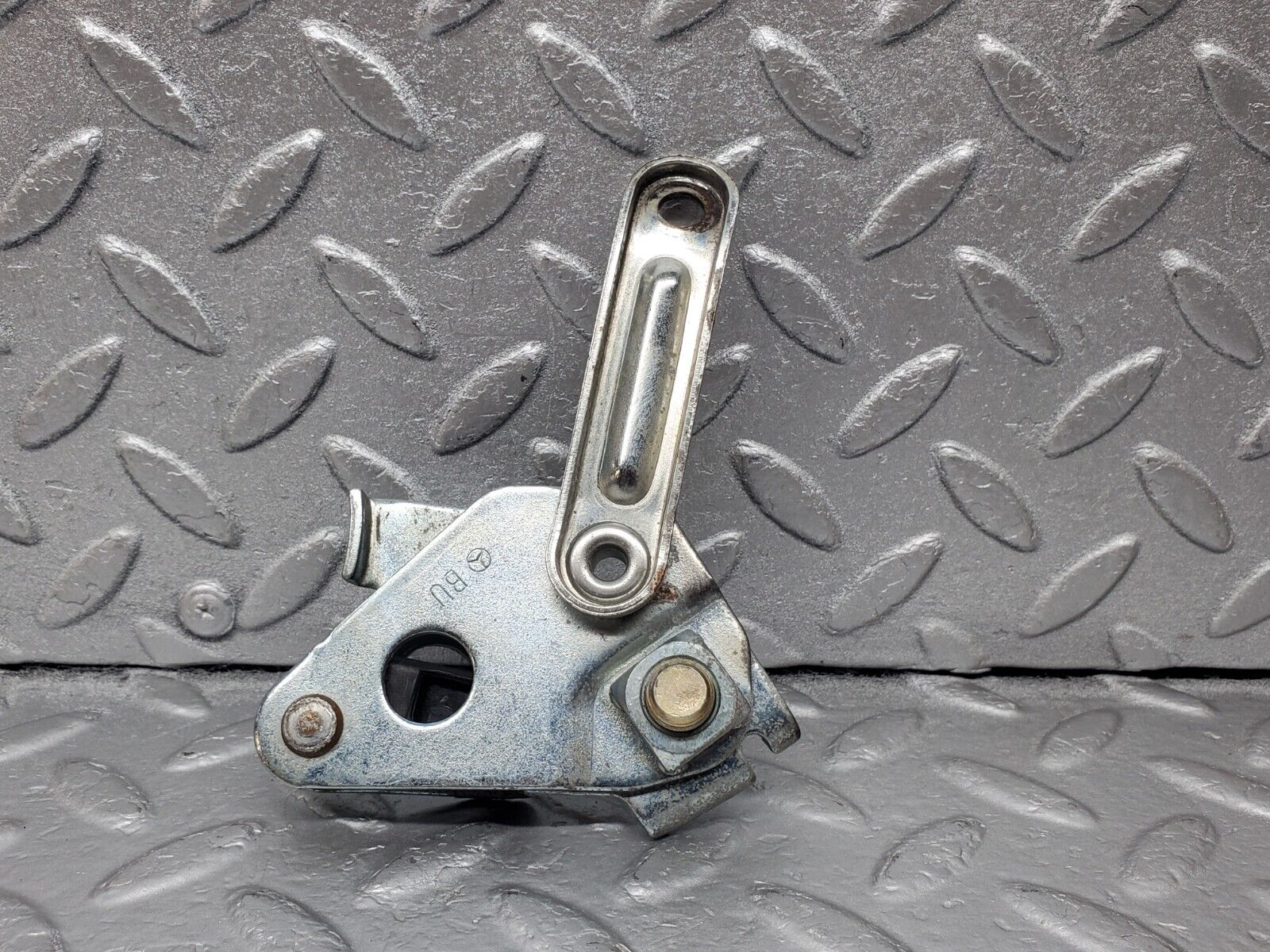 45882 Mercedes-Benz W126 420SE Front Left Seat Belt Bracket