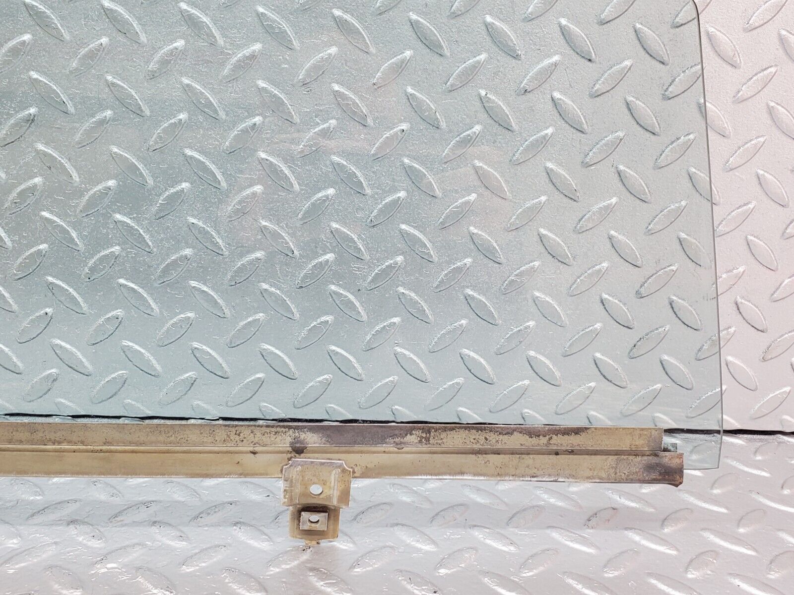 44364 Mercedes-Benz W123 280E Front Right Door Window Glass