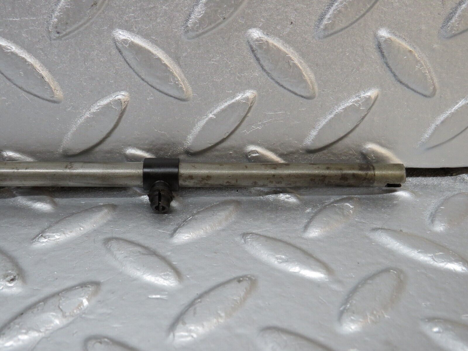 39933 Mercedes-Benz R107 350SL Camshaft Oil Tube