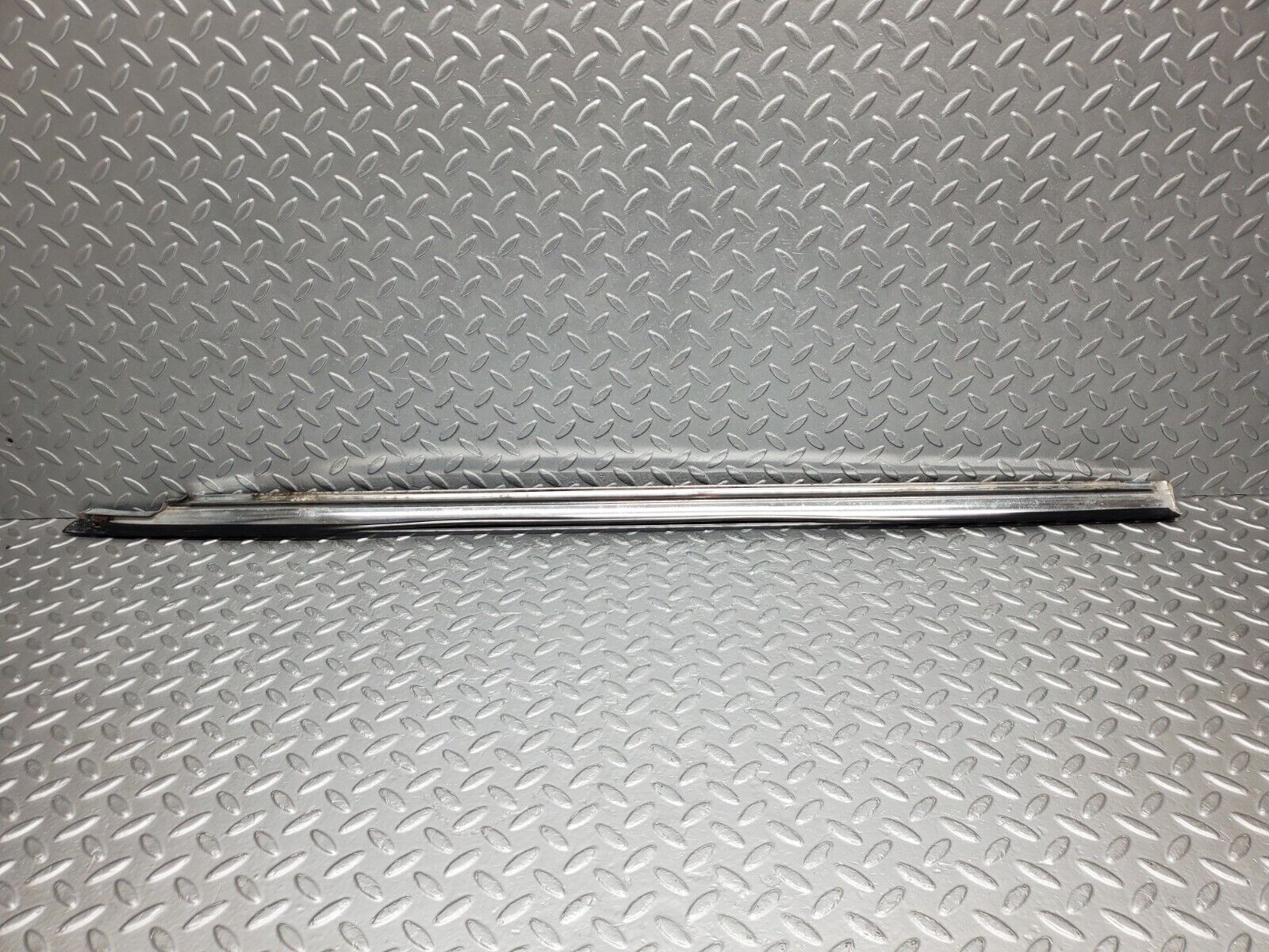 46430 Mercedes-Benz C123 280CE Coupe Right Door Chrome Moulding Trim