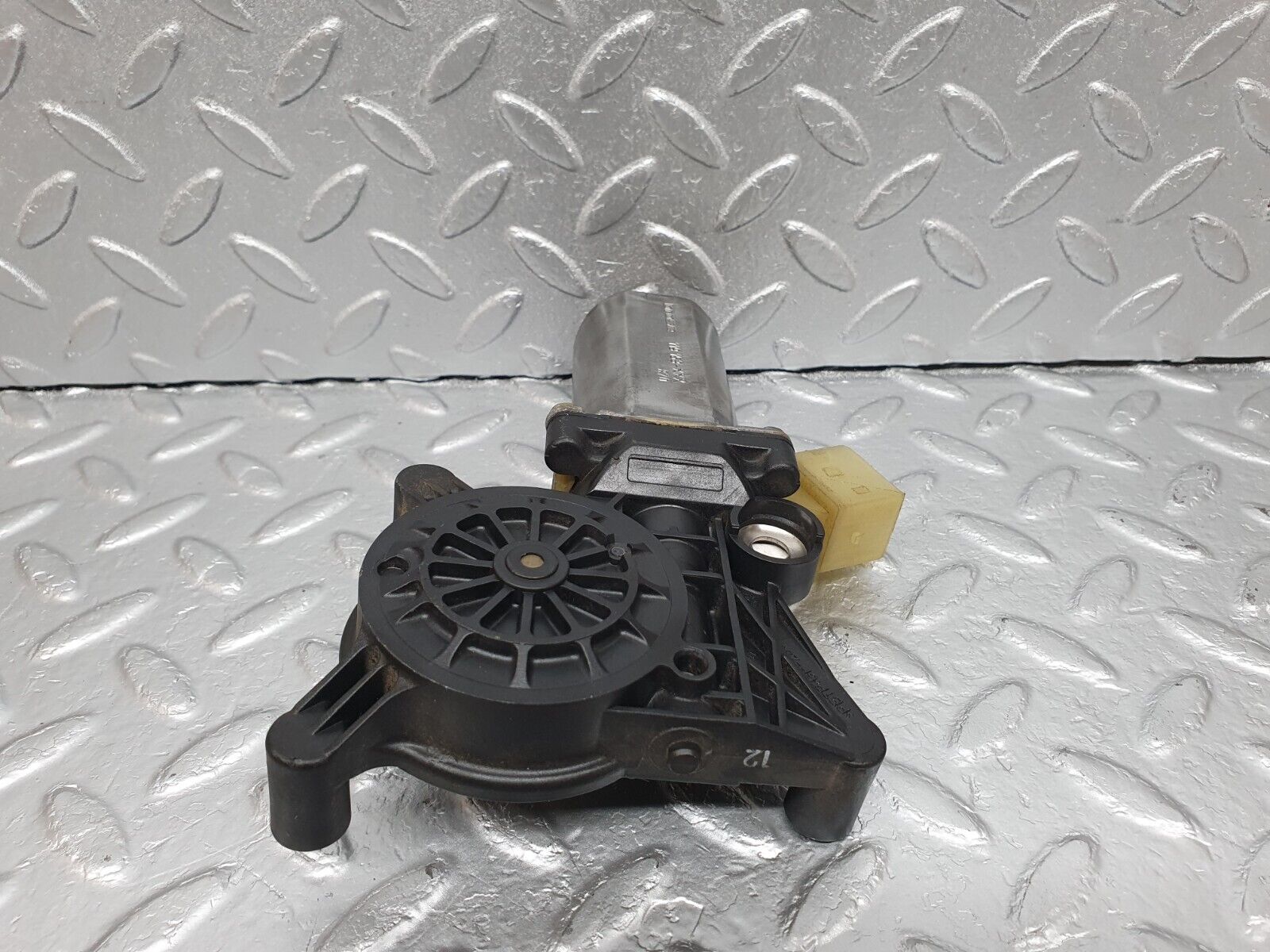 41913 Mercedes-Benz W202 C200 Window Regulator Motor Front Right Bosch 0130821709