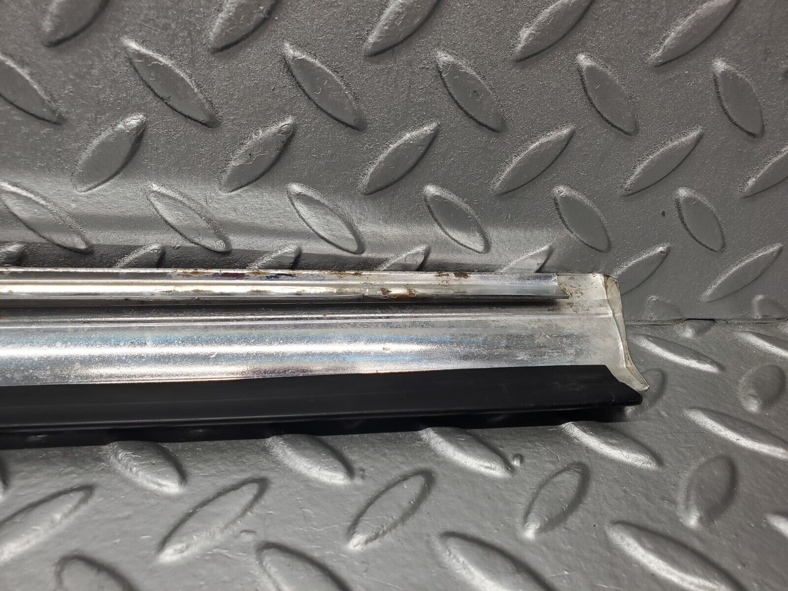 46430 Mercedes-Benz C123 280CE Coupe Right Door Chrome Moulding Trim