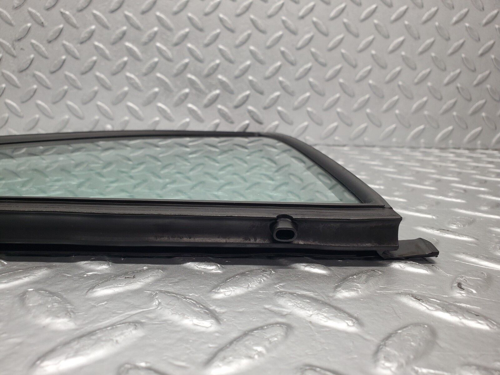 46249 Mercedes-Benz W124 280E Rear Right Quarter Window Glass 1247350624