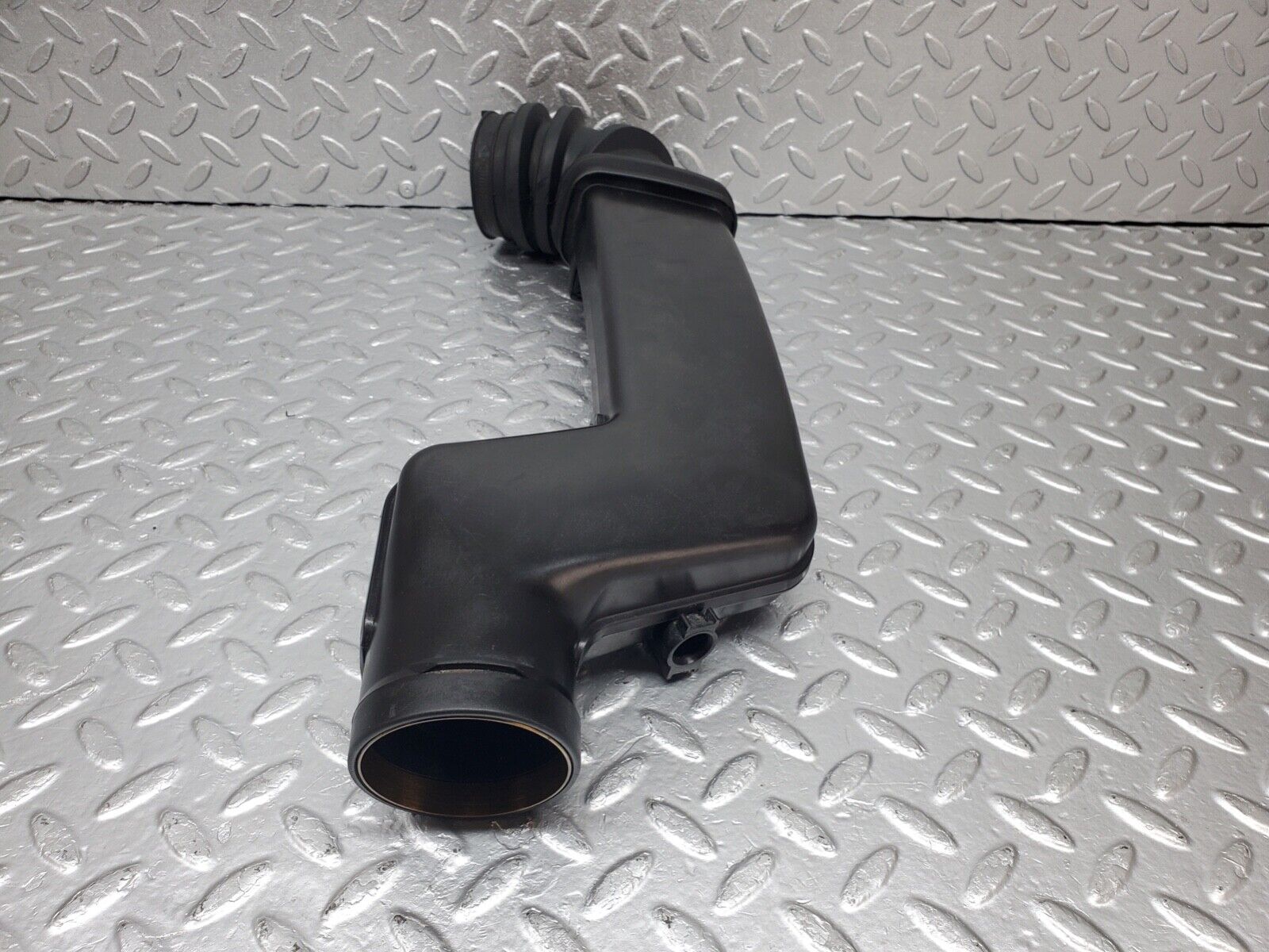 44588 Mercedes-Benz W124 220E Air Intake Pipe 1111400012 1110940091