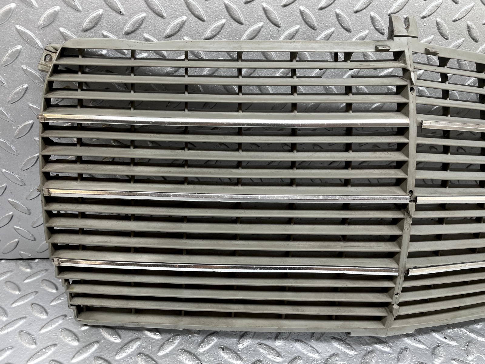 44249 Mercedes-Benz W123 280E Bonnet Grill 1238880923