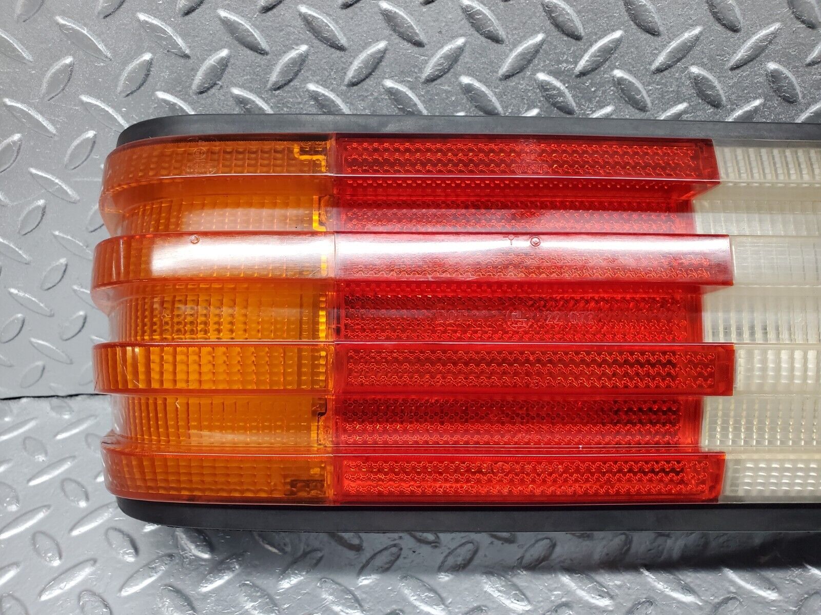 45828 Mercedes-Benz W126 420SE Tail Light & Bulb Holder Left Side 22072