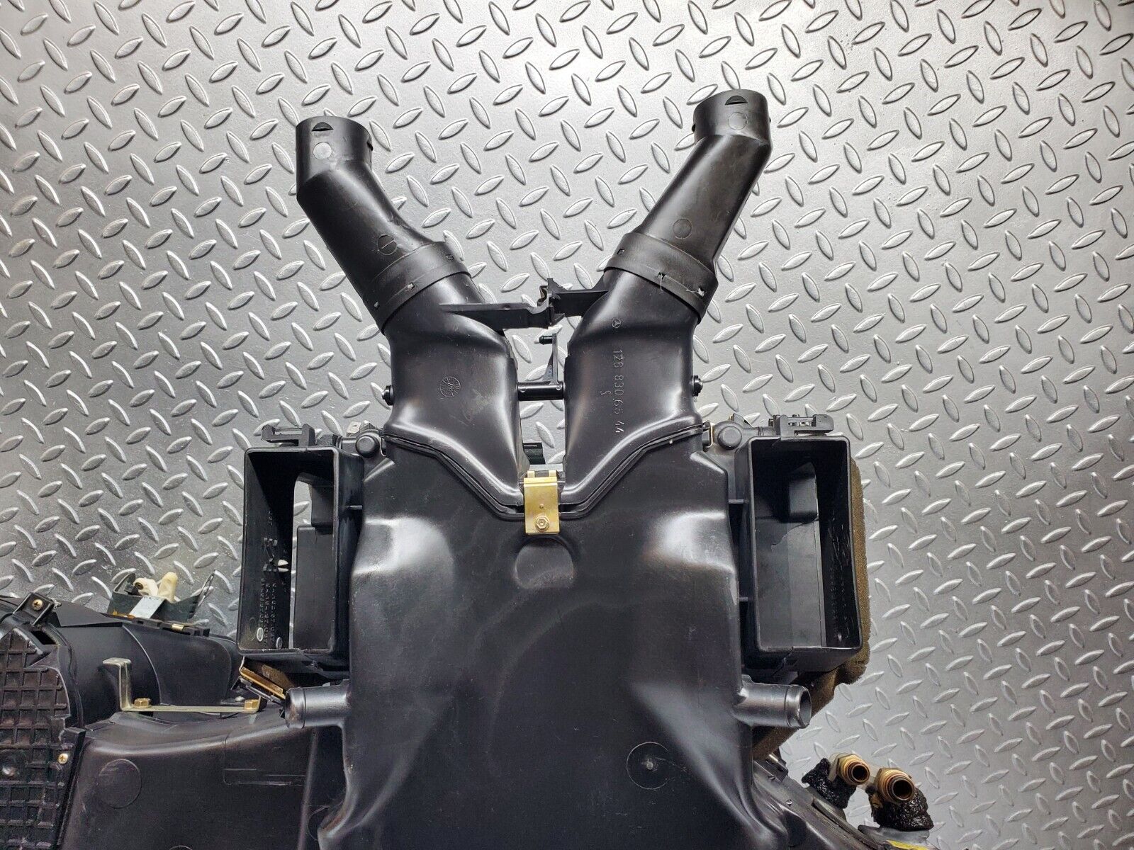 45897 Mercedes-Benz W126 420SE Heater Box Blower Housing Behr