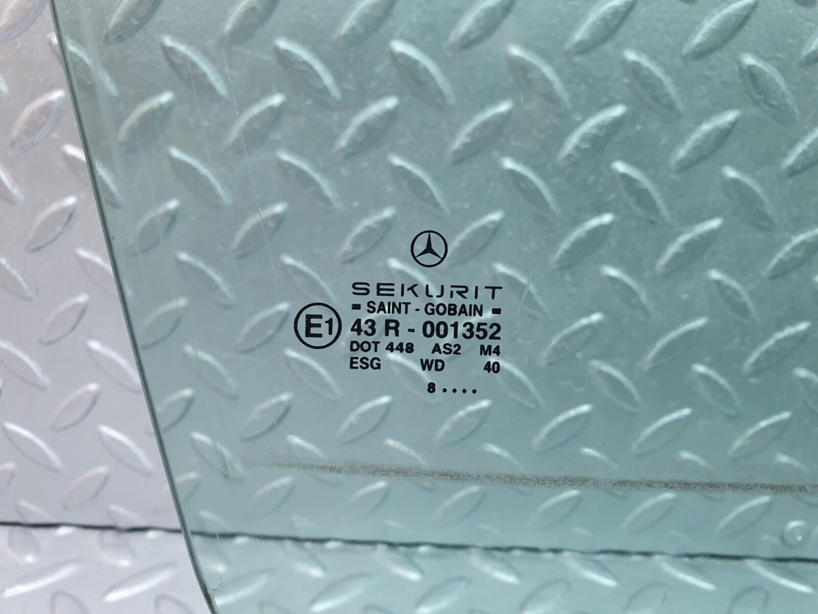 41993 Mercedes-Benz W202 C200 Front Right Door Window Glass