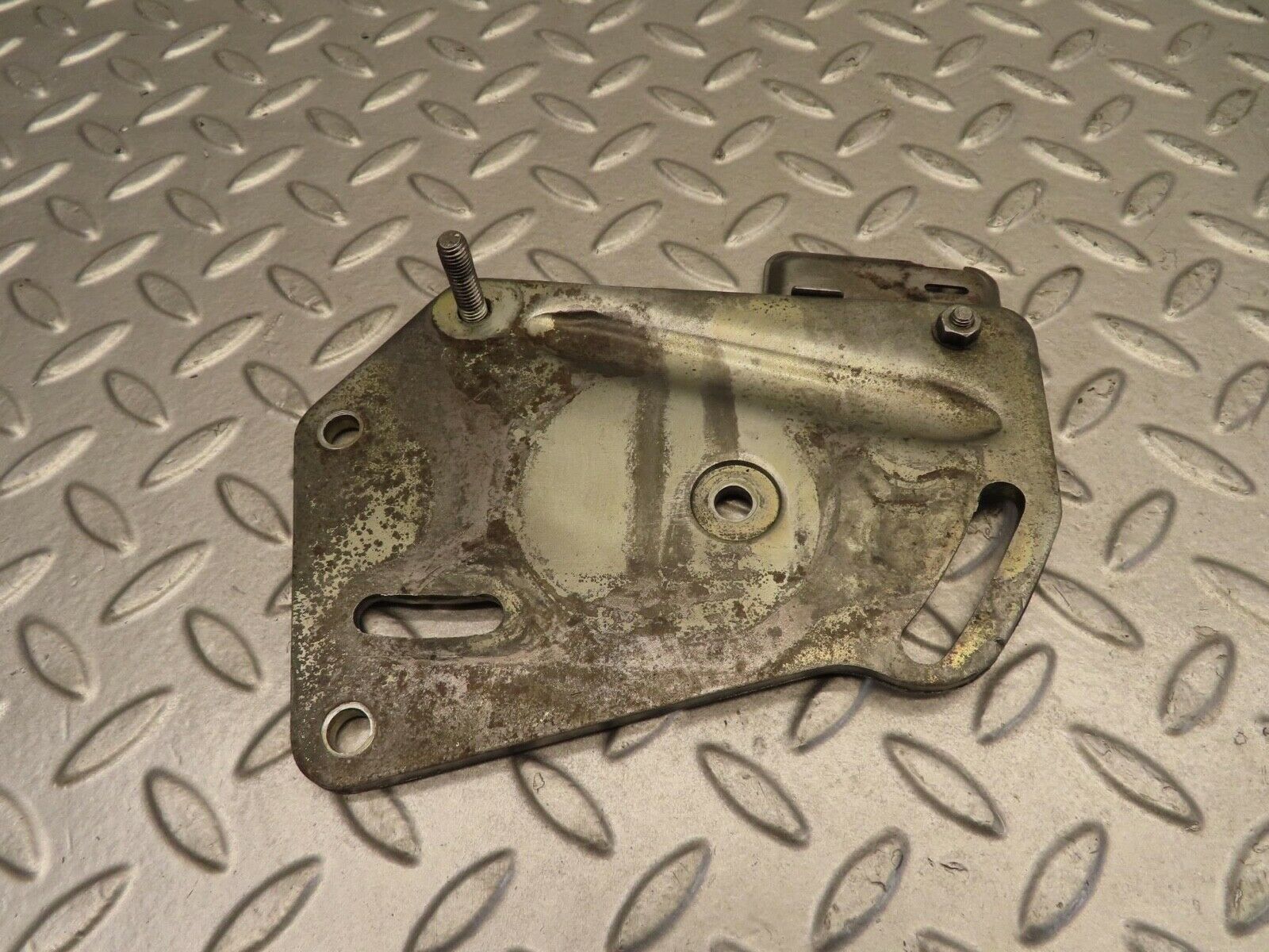 11756 Mercedes-Benz R107 450SL Power Steering Pump Bracket